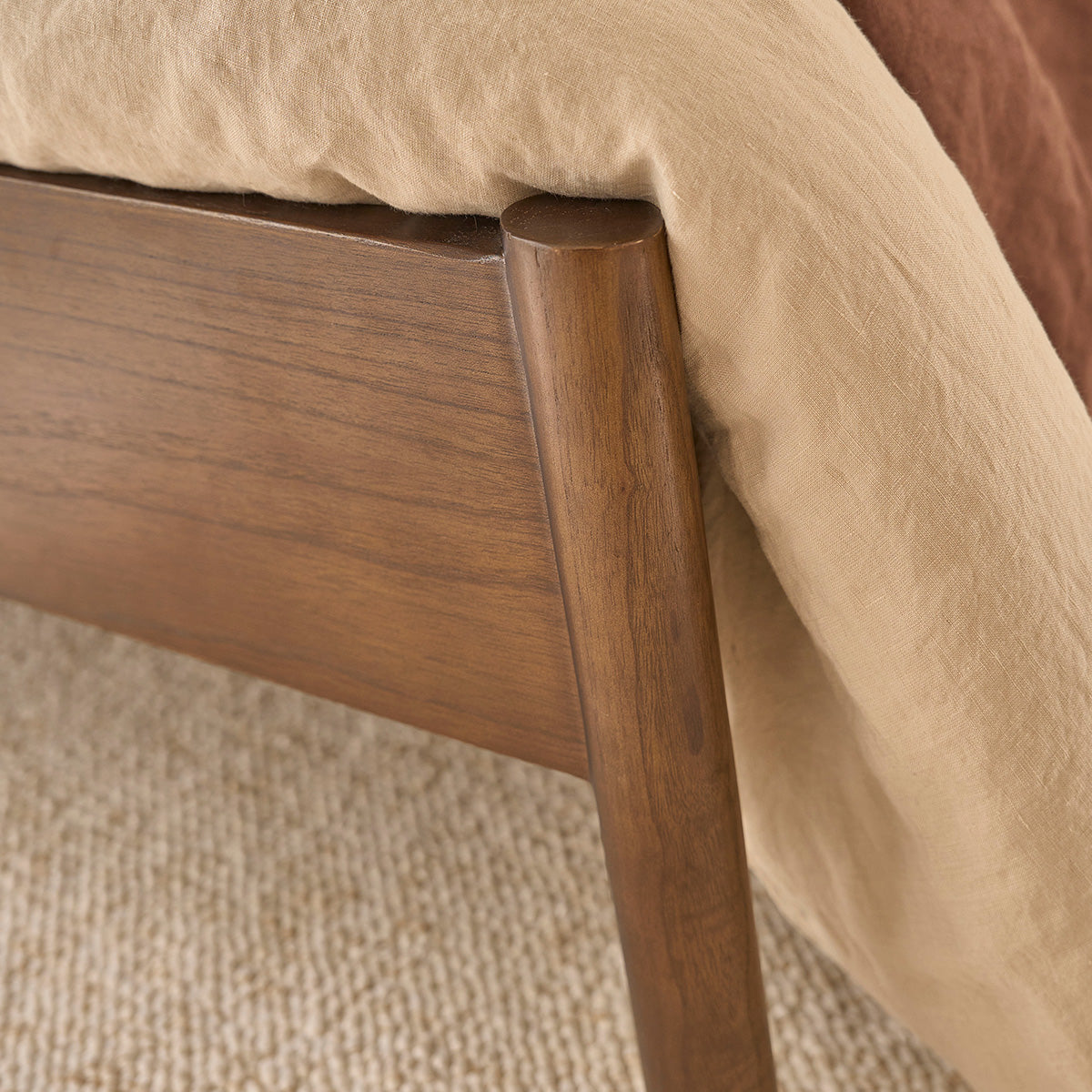 LILA - Cama de madera de mindi y rejilla con acabado nogal 160 cm con somier