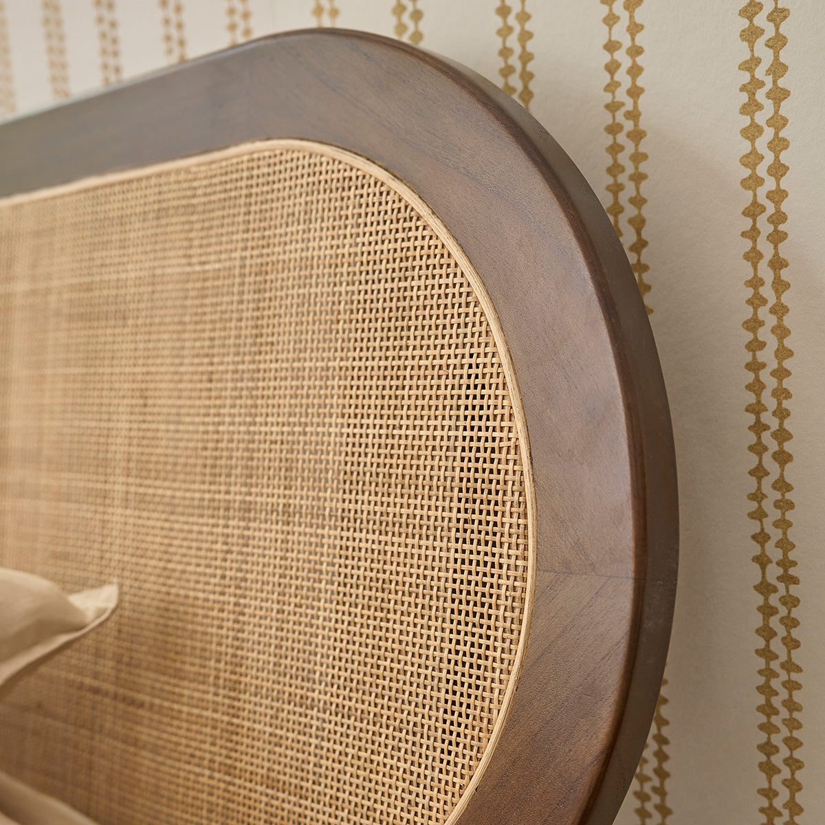 LILA - Cama de madera de mindi y rejilla con acabado nogal 160 cm con somier
