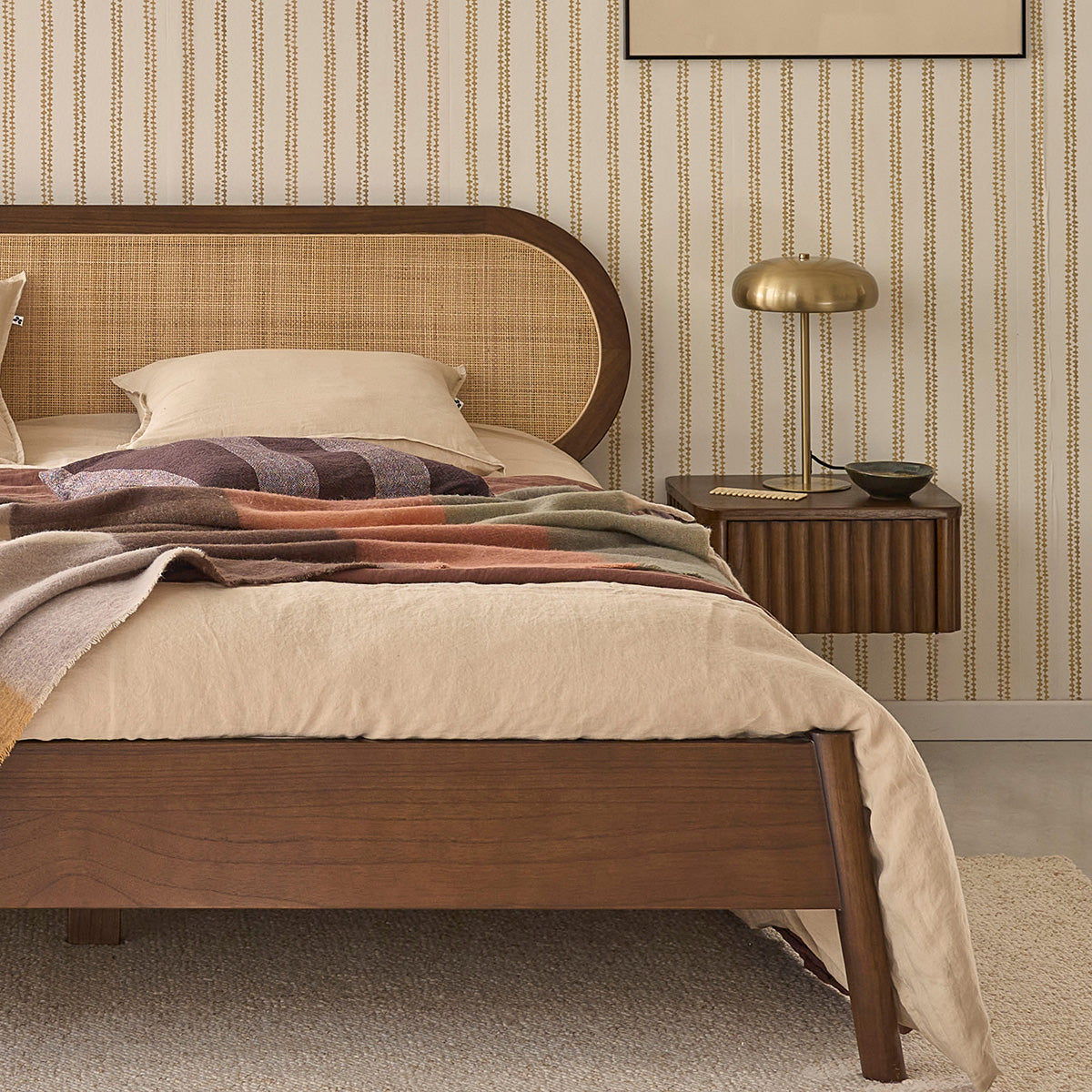 LILA - Cama de madera de mindi y rejilla con acabado nogal 160 cm con somier