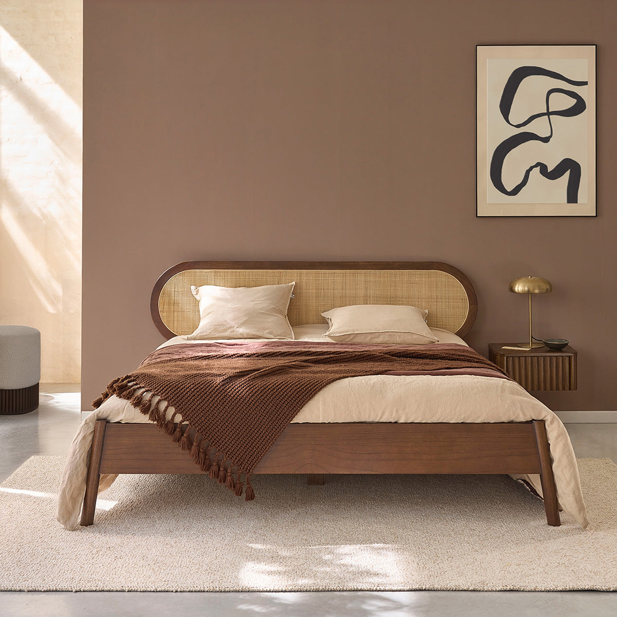 LILA - Cama de madera de mindi y mimbre con acabado en nogal, 180 cm, con somier