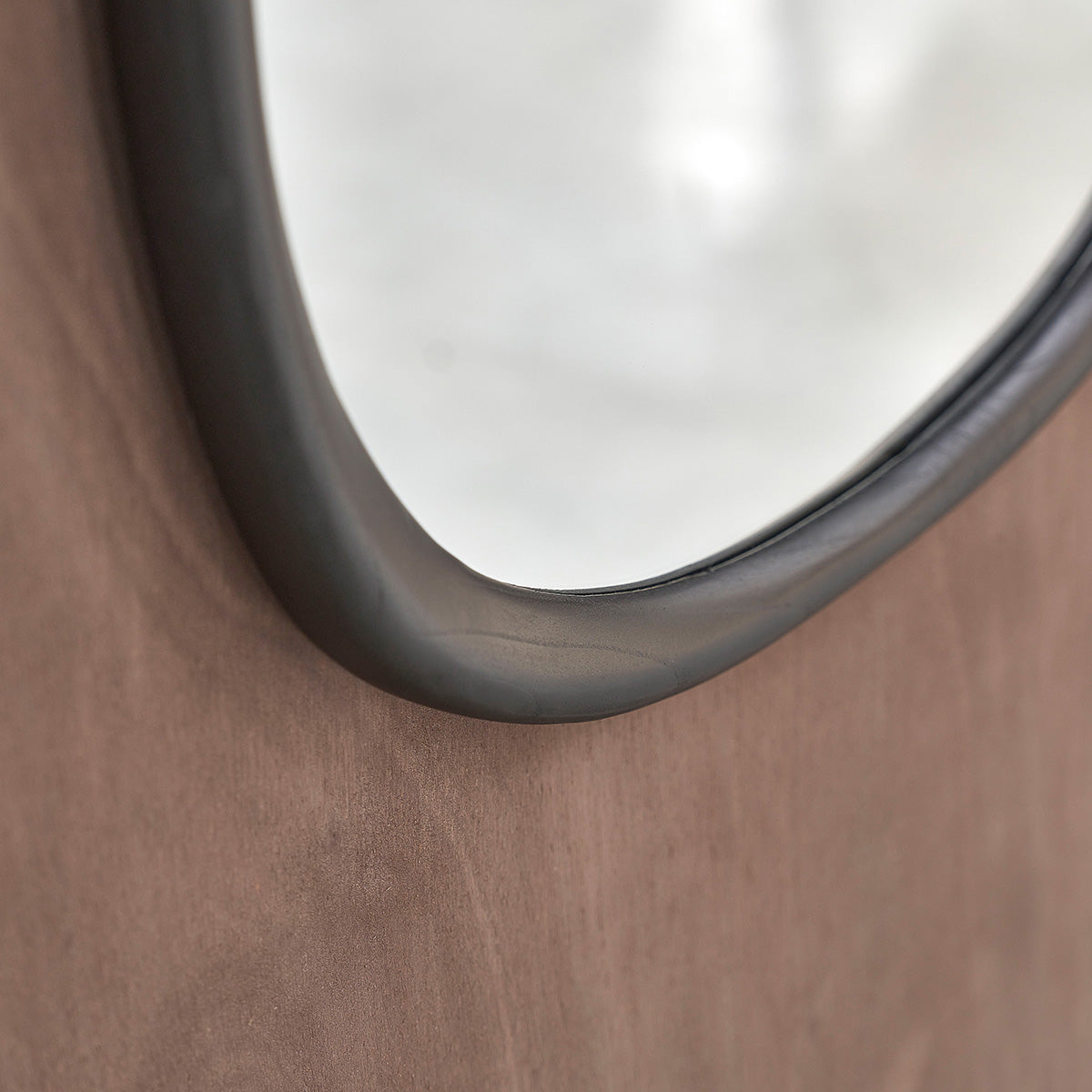 THELMA - Espejo orgánico de madera de mindi negro 75x60 cm