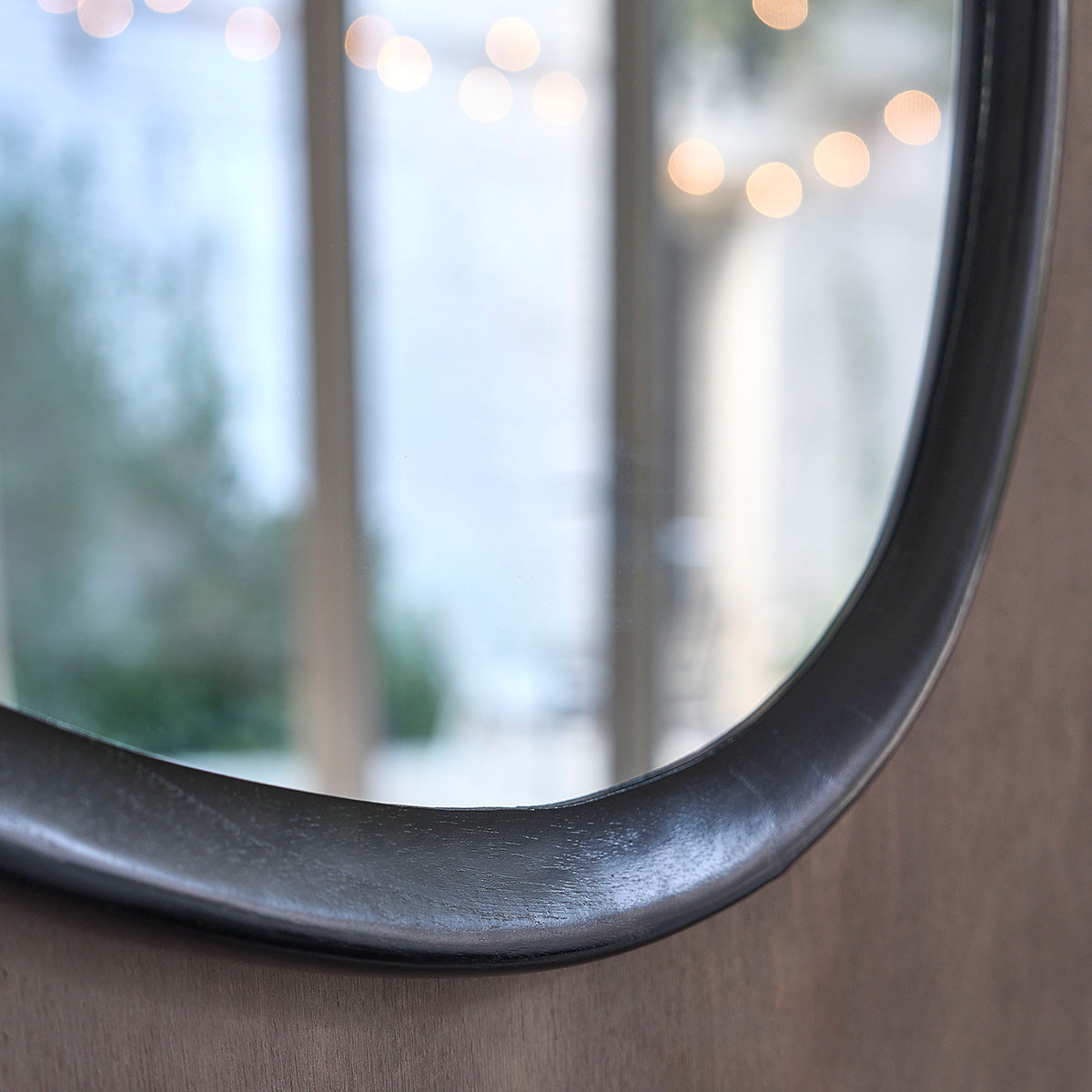 THELMA - Espejo orgánico de madera de mindi negro 90x60 cm