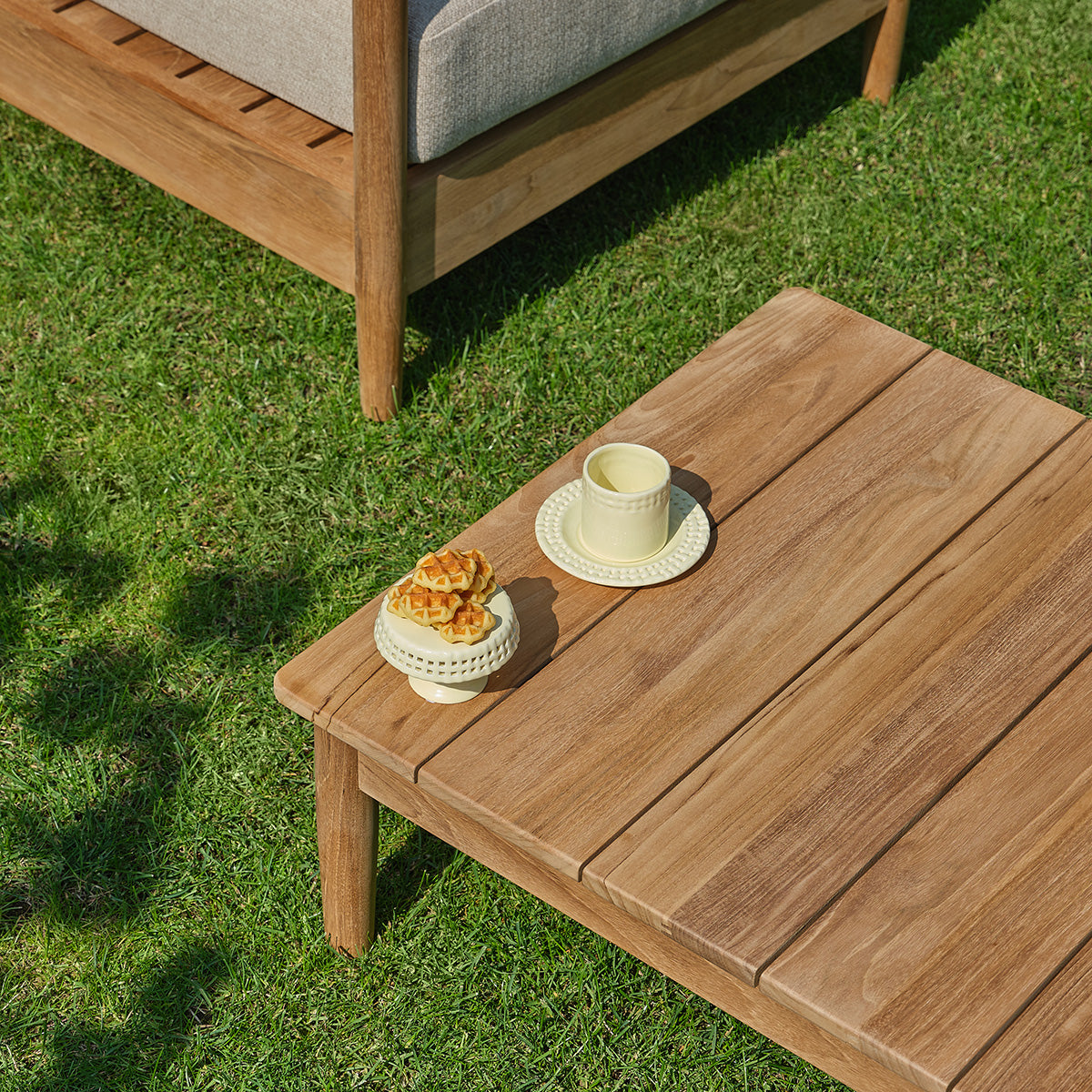CALVI - Conjunto de jardín bajo de teca maciza con cojines beige jaspeado para 5 personas.
