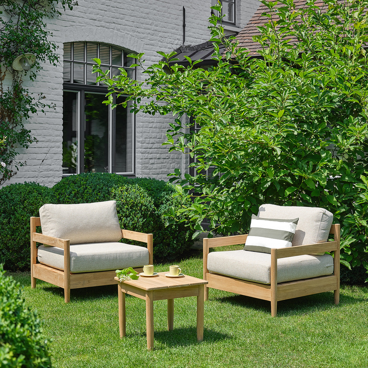 CALVI - Conjunto de jardín bajo de teca maciza con cojines beige jaspeado para 2 personas.