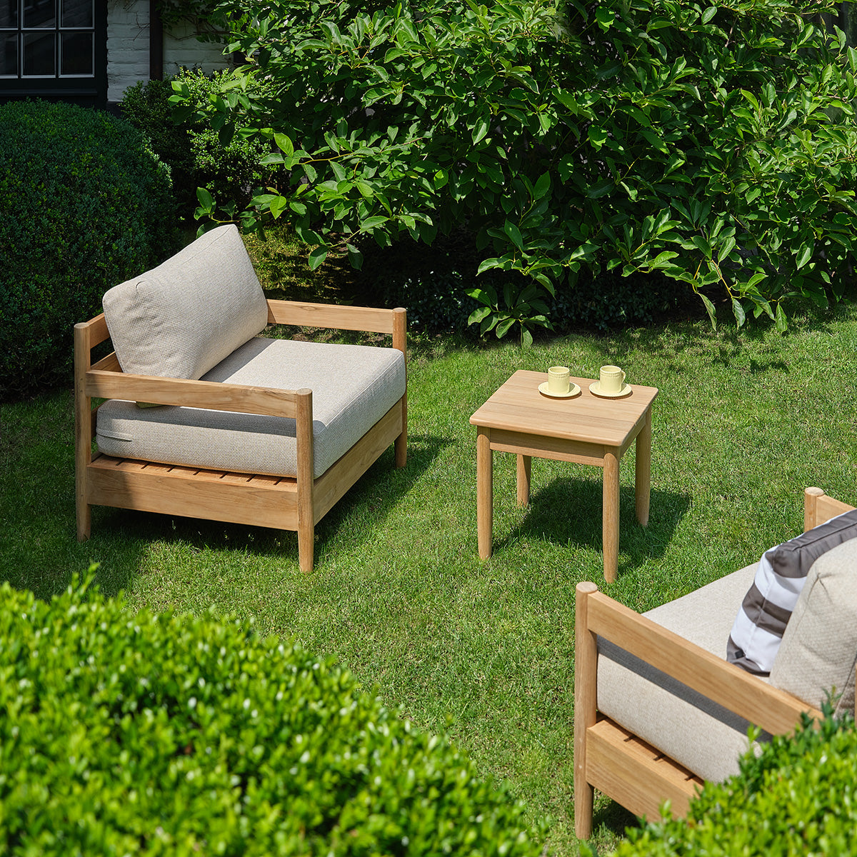 CALVI - Conjunto de jardín bajo de teca maciza con cojines beige jaspeado para 2 personas.