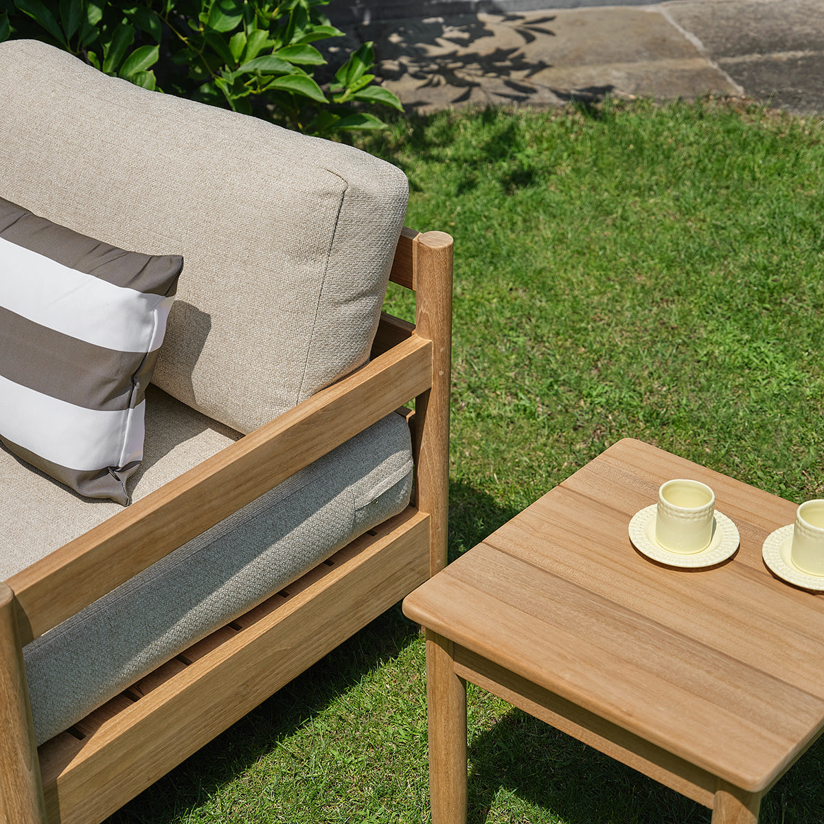 CALVI - Conjunto de jardín bajo de teca maciza con cojines beige jaspeado para 2 personas.