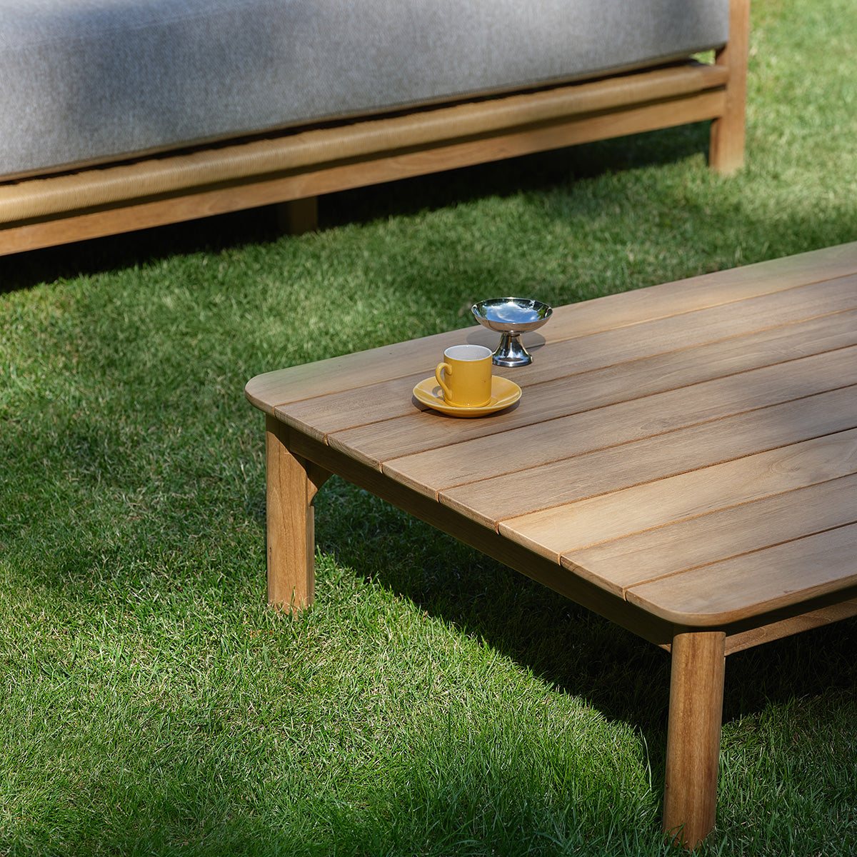 PIANA - Conjunto de jardín bajo de teca maciza con cojines grises jaspeados para 4 personas.