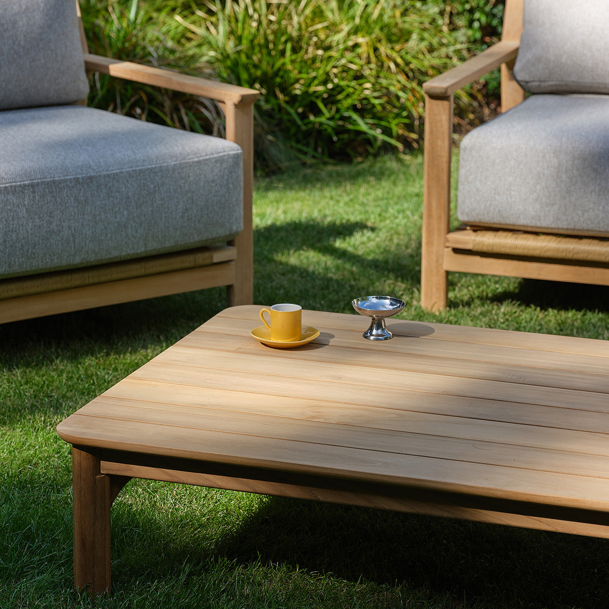 PIANA - Conjunto de jardín bajo de teca maciza con cojines grises jaspeados para 4 personas.