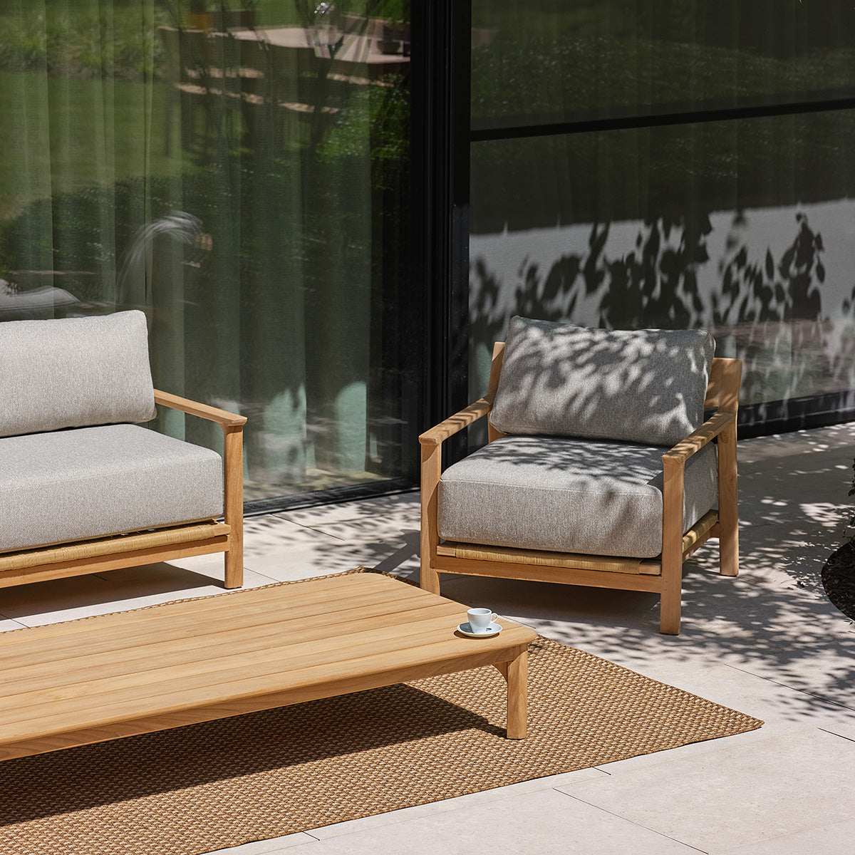 PIANA - Conjunto de jardín bajo de teca maciza con cojines grises jaspeados para 5 personas.