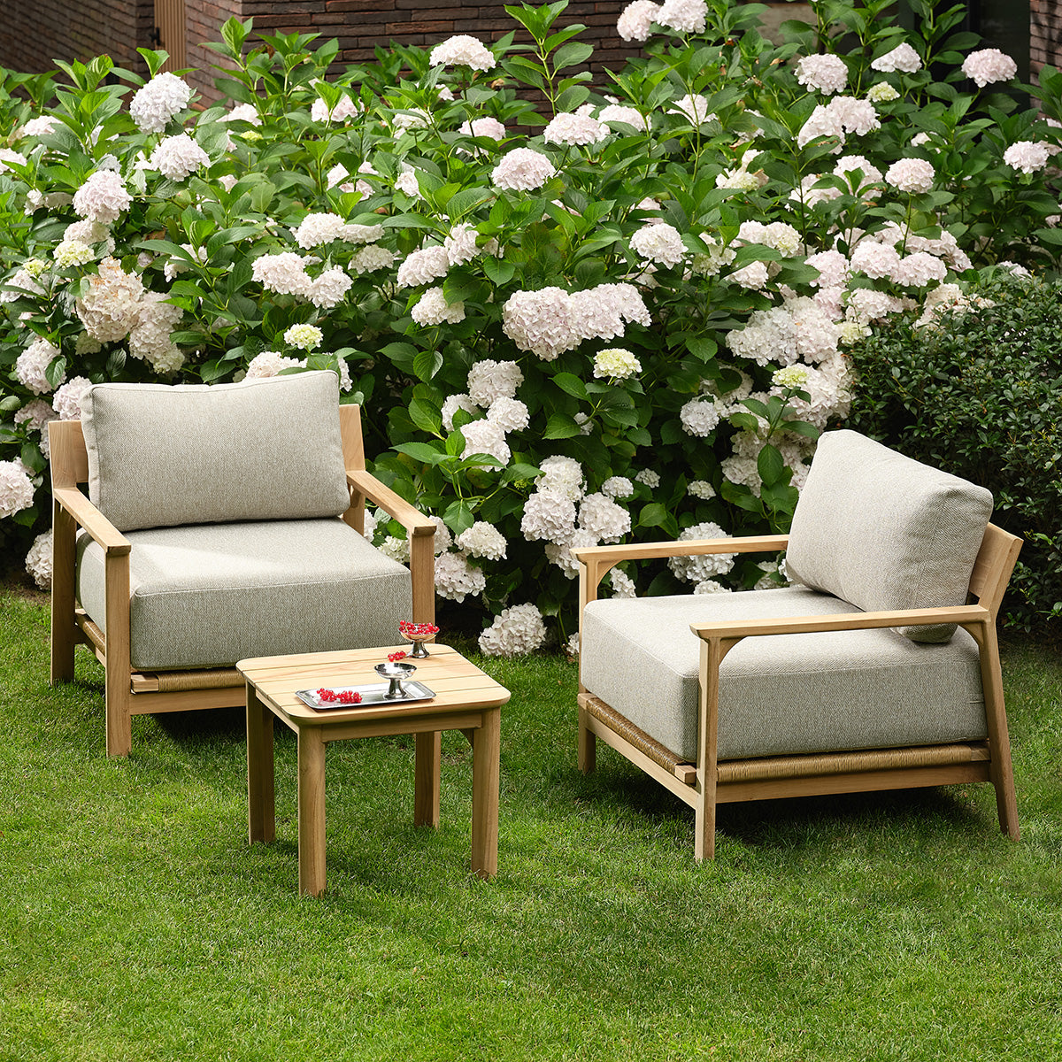 PIANA - Conjunto de jardín bajo de teca maciza con cojines grises jaspeados para 2 personas.