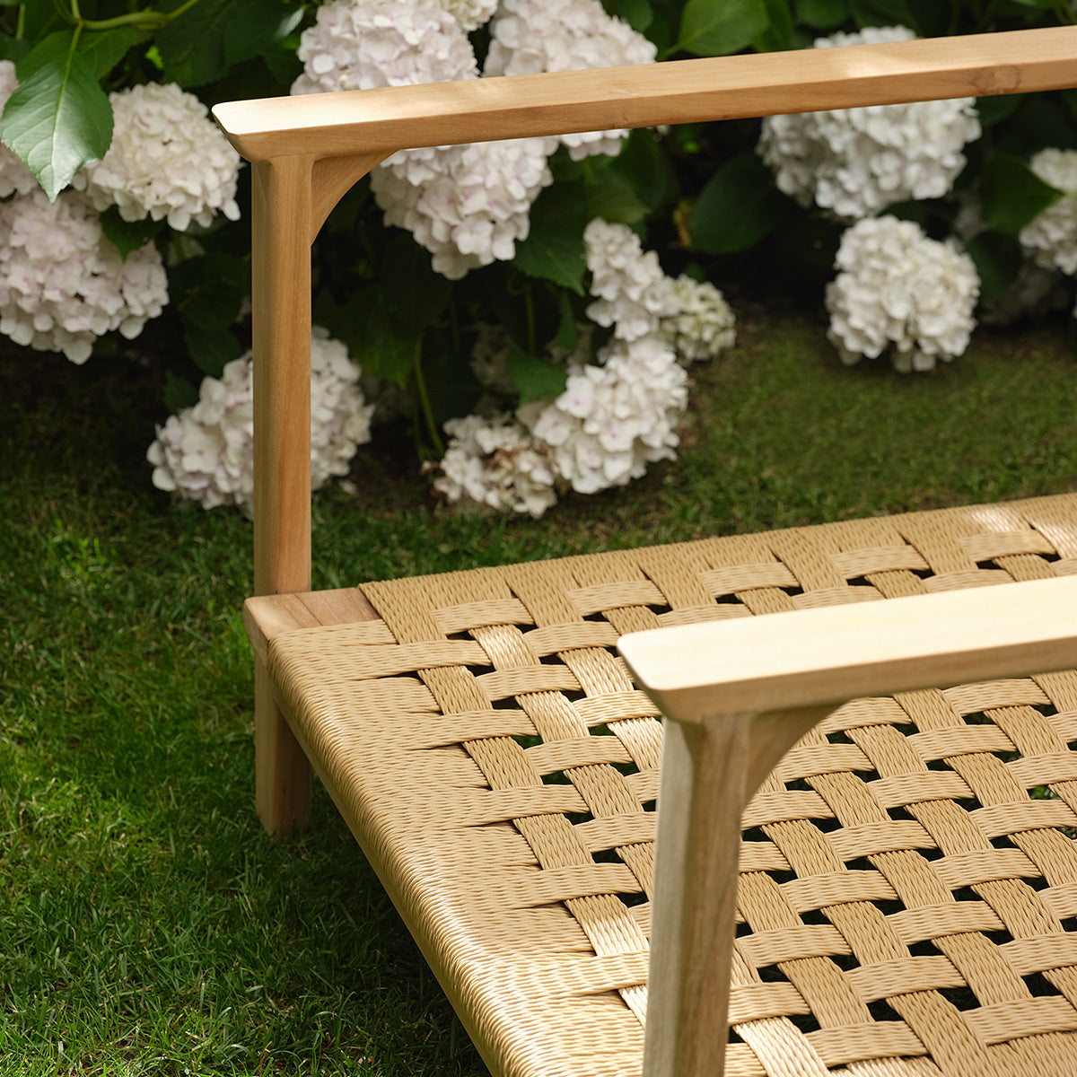 PIANA - Conjunto de jardín bajo de teca maciza con cojines grises jaspeados para 2 personas.