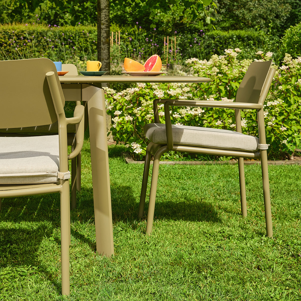 SARO - Conjunto de jardín extensible de aluminio en color caqui claro para 6-10 personas.