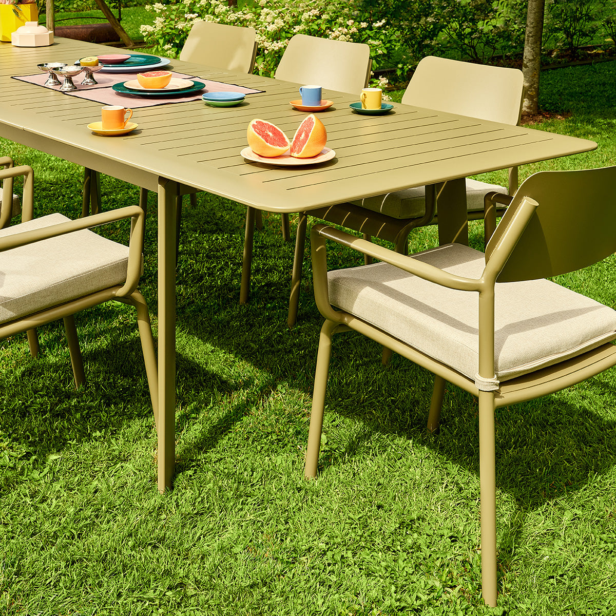 SARO - Conjunto de jardín extensible de aluminio en color caqui claro para 6-10 personas.