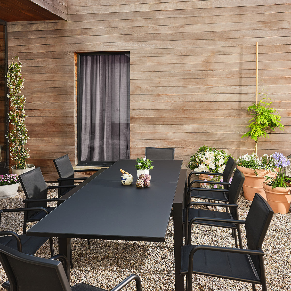 BASALT - Conjunto de jardín de aluminio y textilene extensible negro para 6-10 personas.