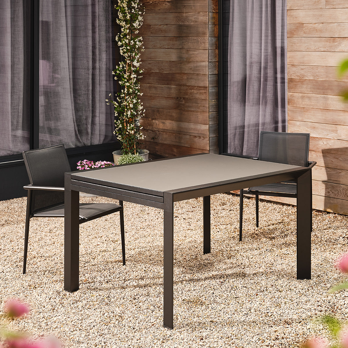 BASALT - Conjunto de jardín de aluminio y textilene extensible negro para 6-10 personas.