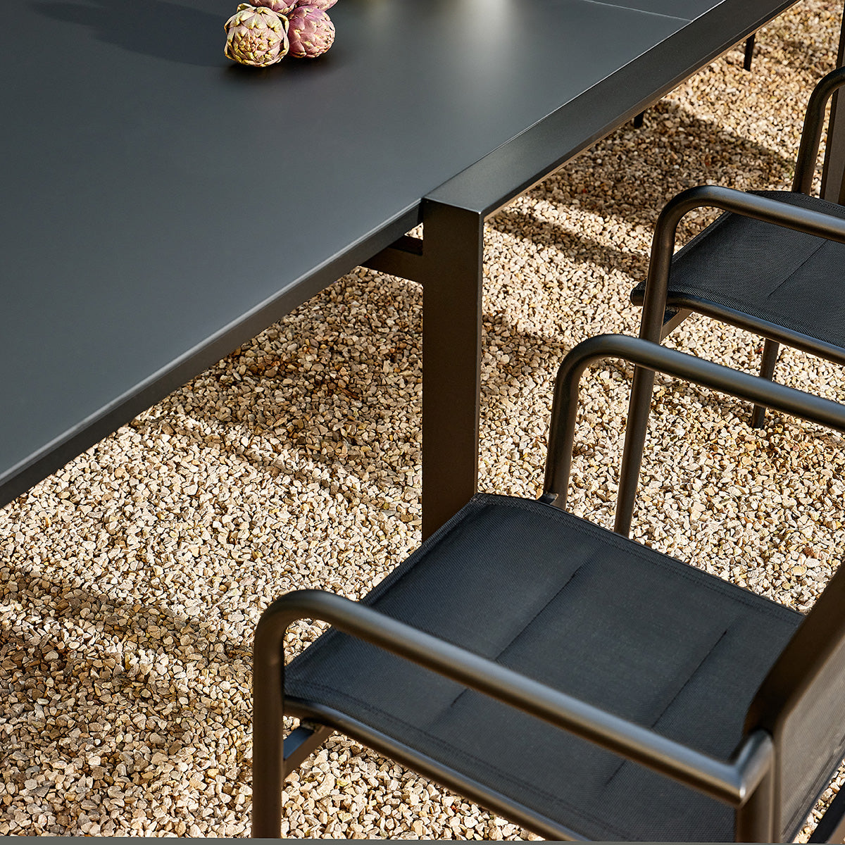 BASALT - Conjunto de jardín de aluminio y textilene extensible negro para 6-10 personas.