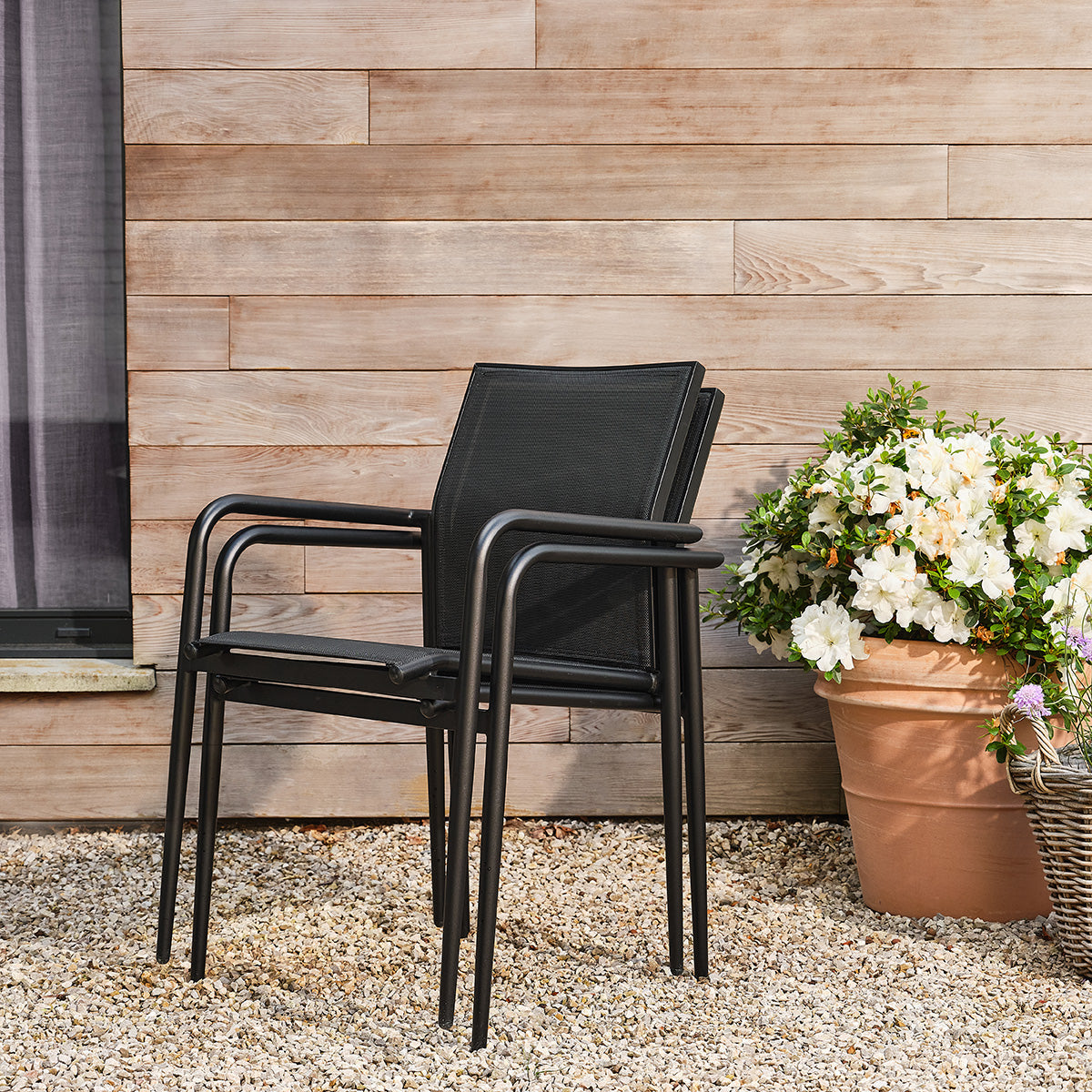 BASALT - Conjunto de jardín de aluminio y textilene extensible negro para 6-10 personas.
