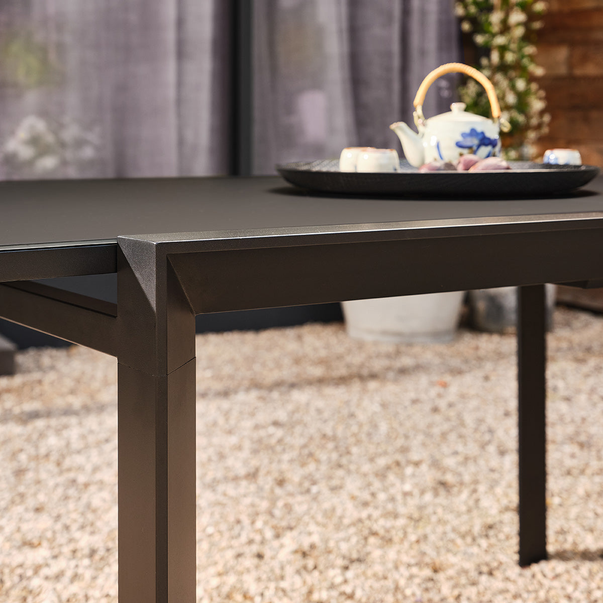 BASALT - Conjunto de jardín de aluminio y textilene extensible negro para 6-10 personas.