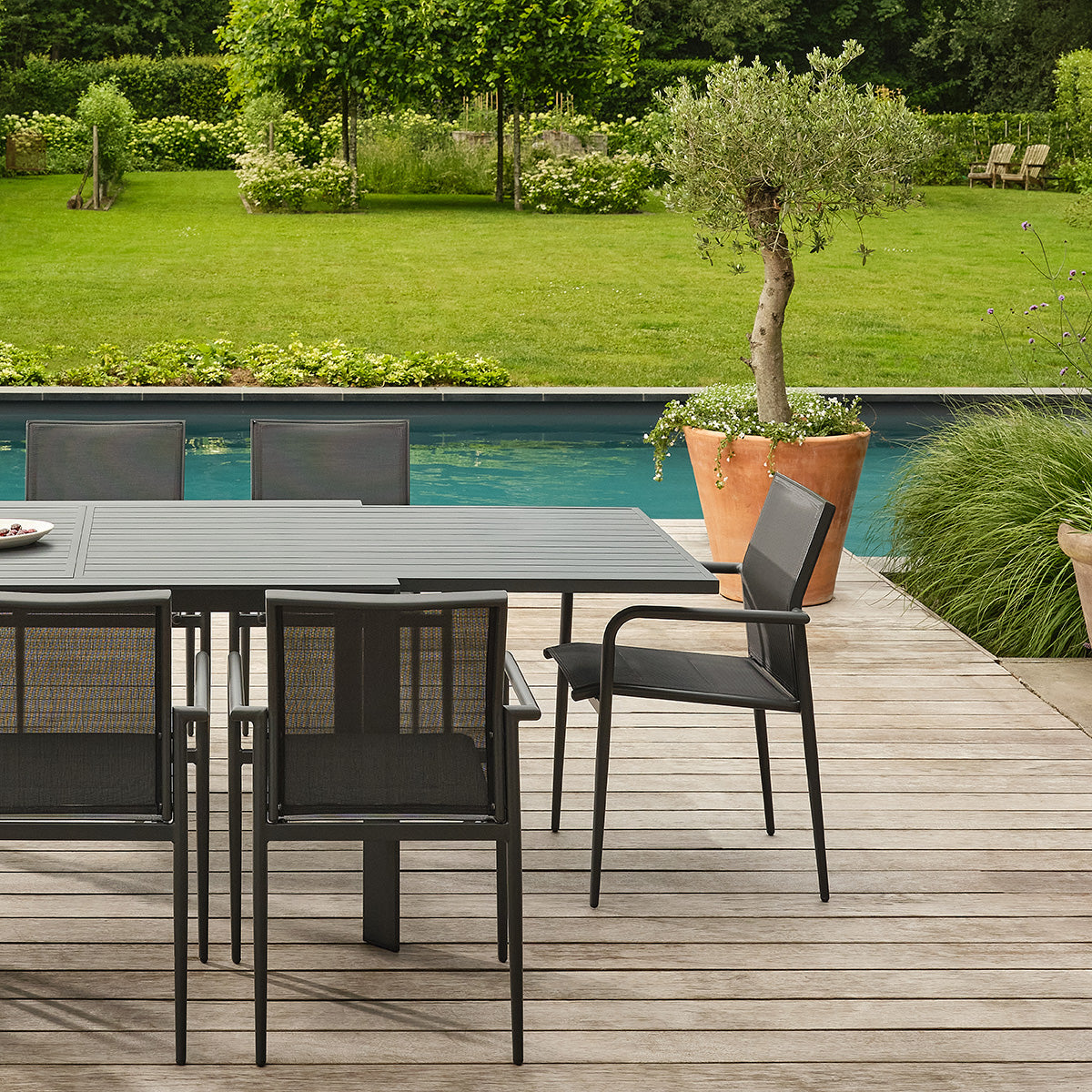 BASALT - Conjunto de jardín de aluminio y textilene extensible, color gris, para 6-10 personas.