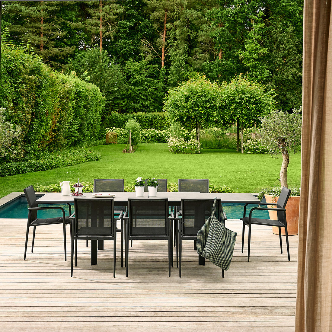 BASALT - Conjunto de jardín de aluminio, cristal y textilene gris para 6-10 personas.