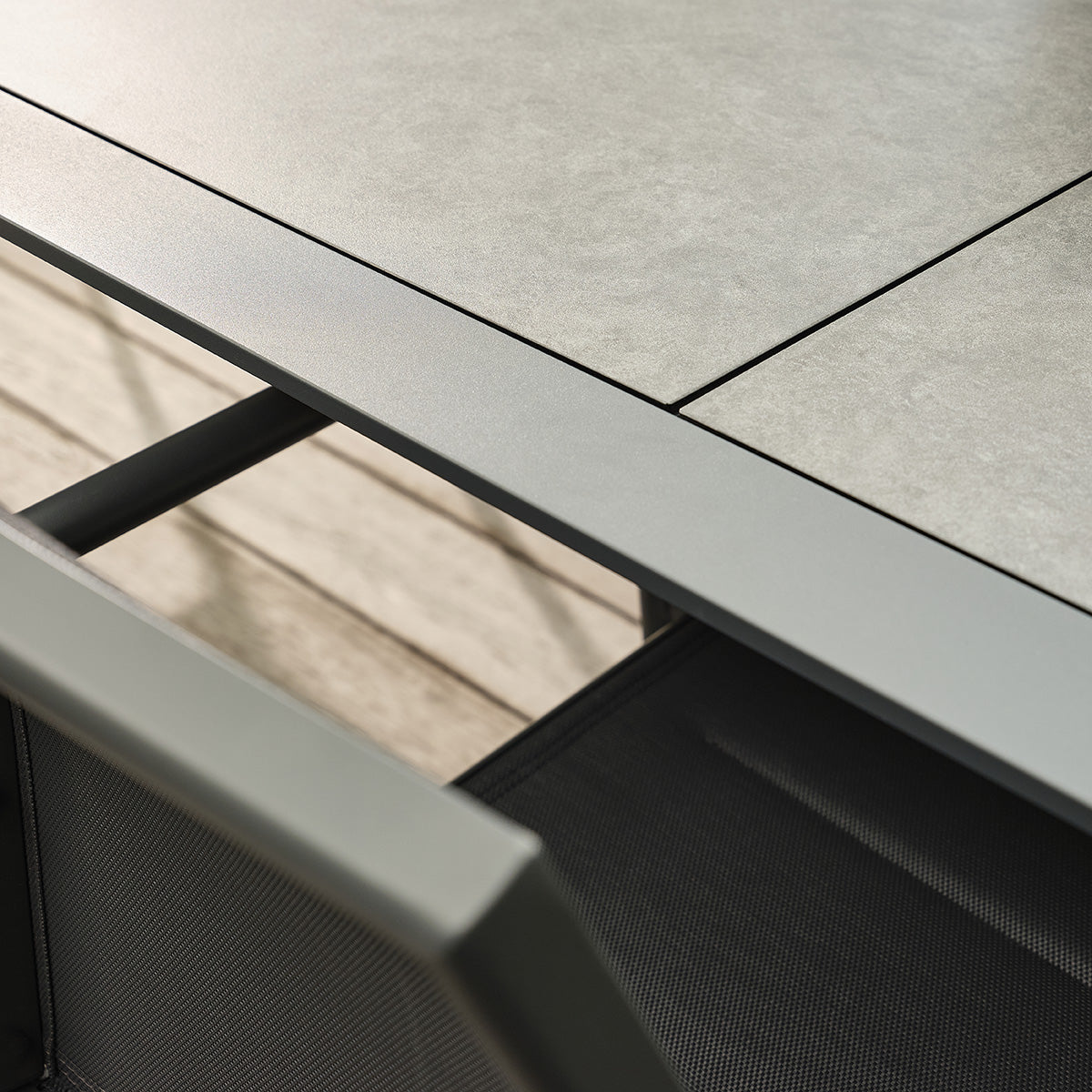 BASALT - Conjunto de jardín de aluminio, cristal y textilene gris para 6-10 personas.