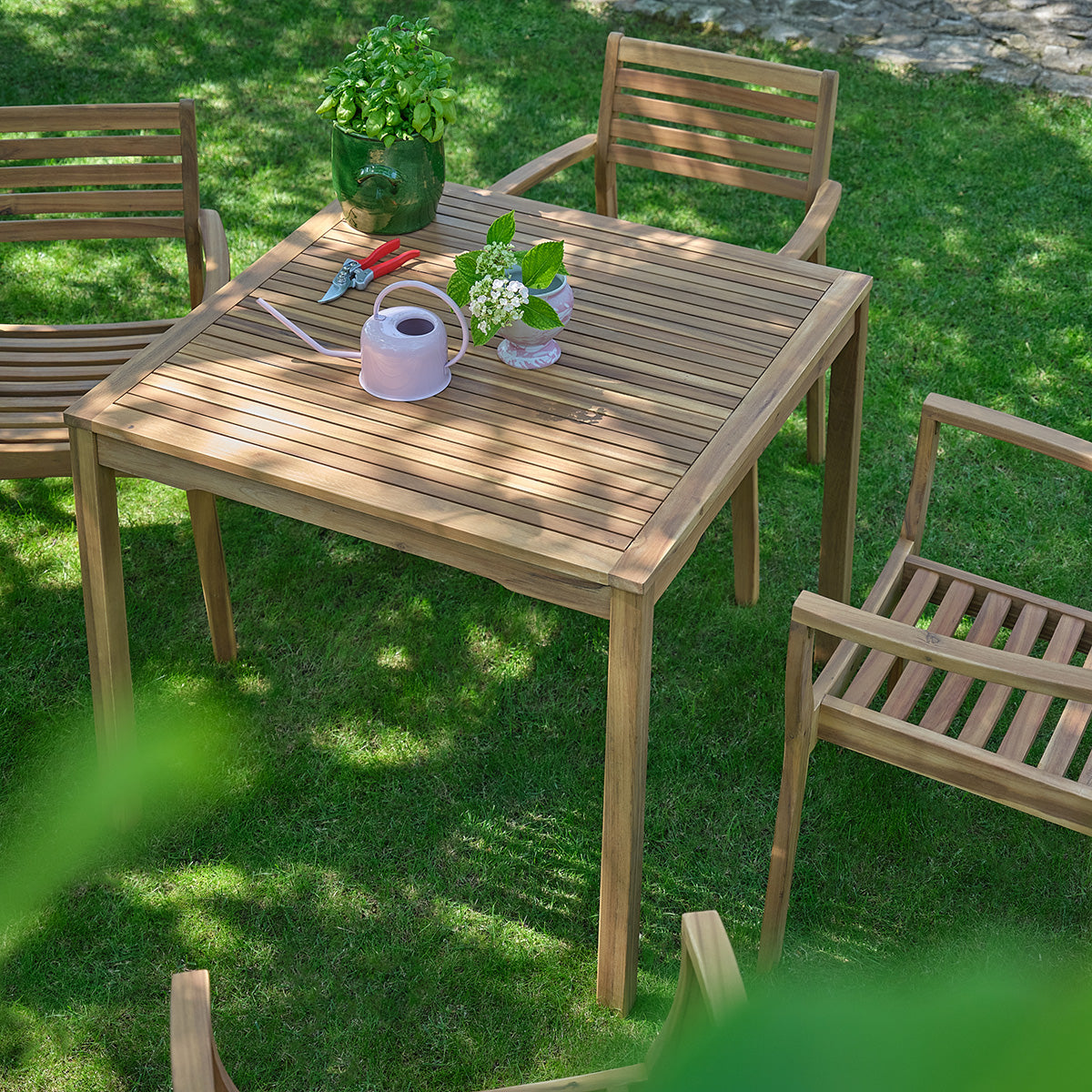 MILOS - Conjunto de jardín de acacia maciza aceitada para 4 personas.