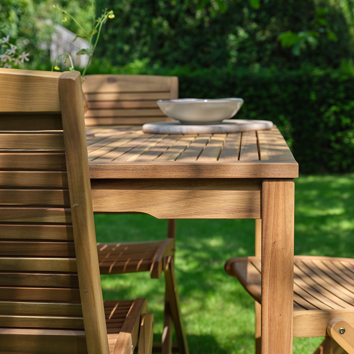 MILOS - Conjunto de jardín de acacia maciza aceitada para 6 personas.