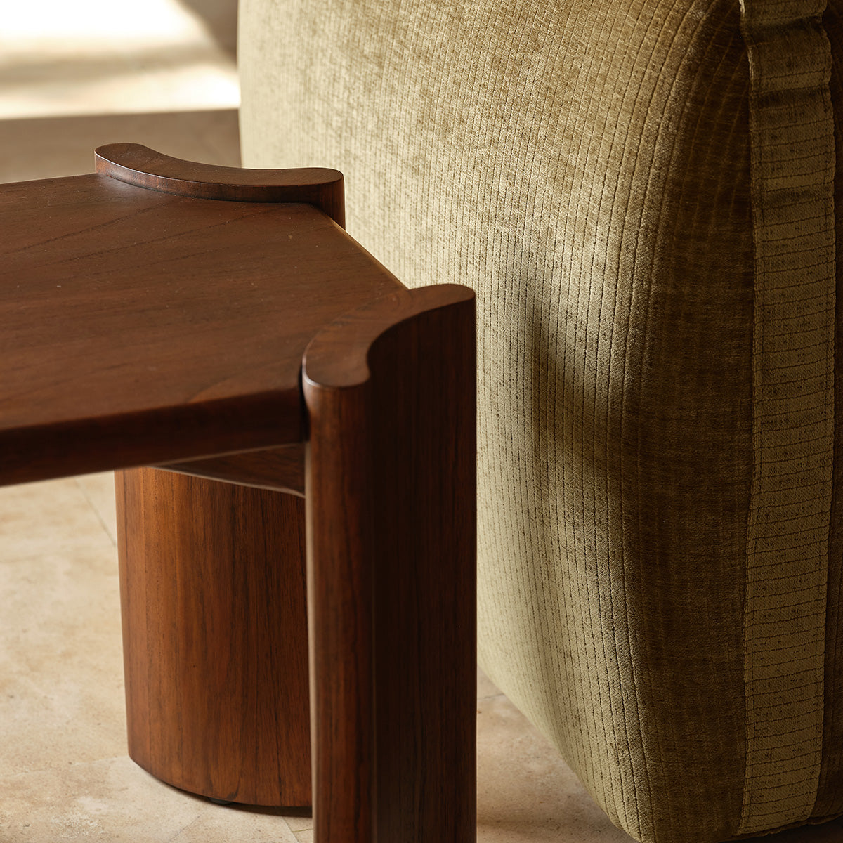 ALVAR - Mesita auxiliar de madera de mindi, 53 cm