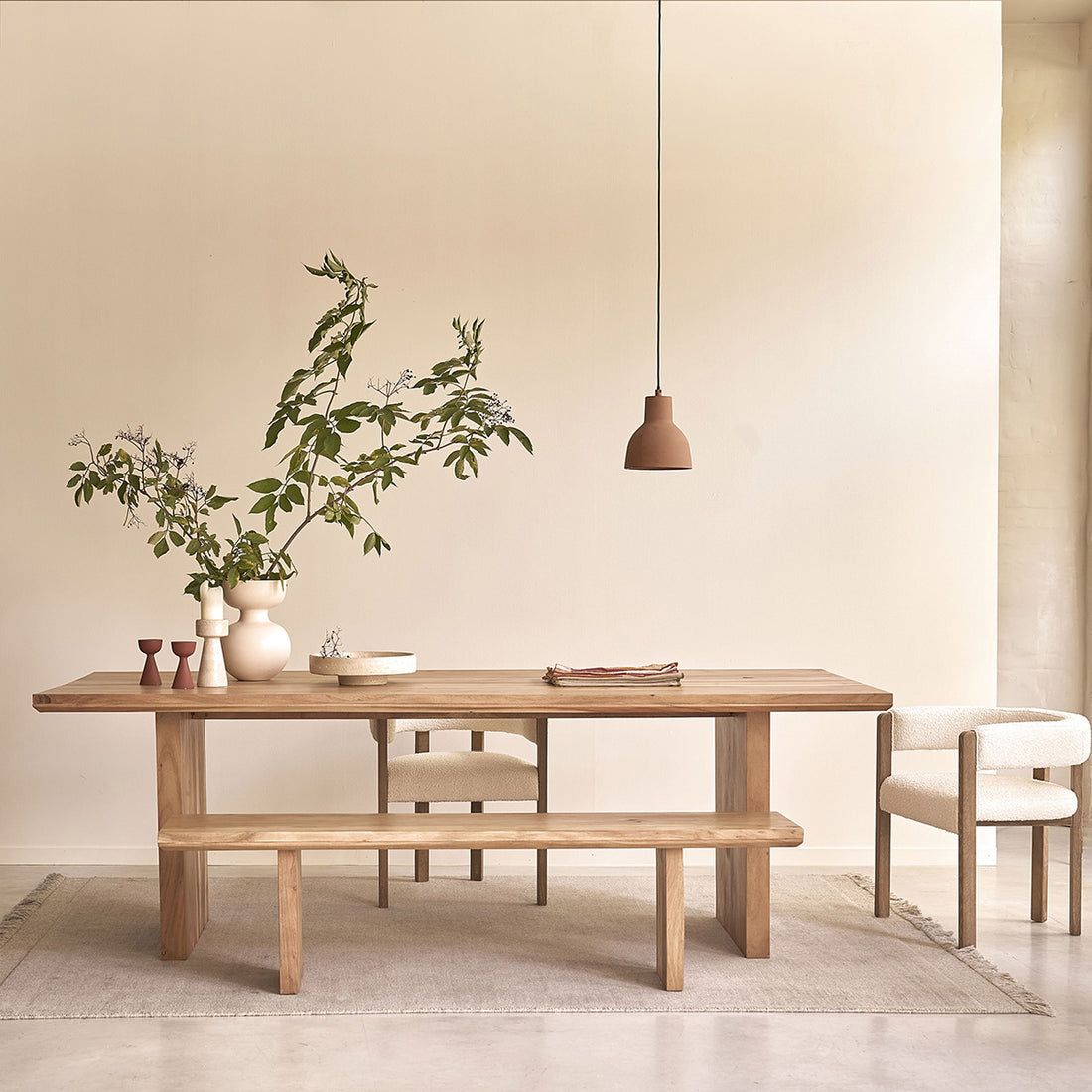 CALI - Mesa de madera maciza de acacia para 8 personas.