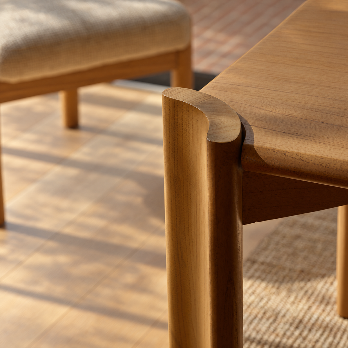 ALVAR - Mesa de madera de mindi natural para 8 personas.