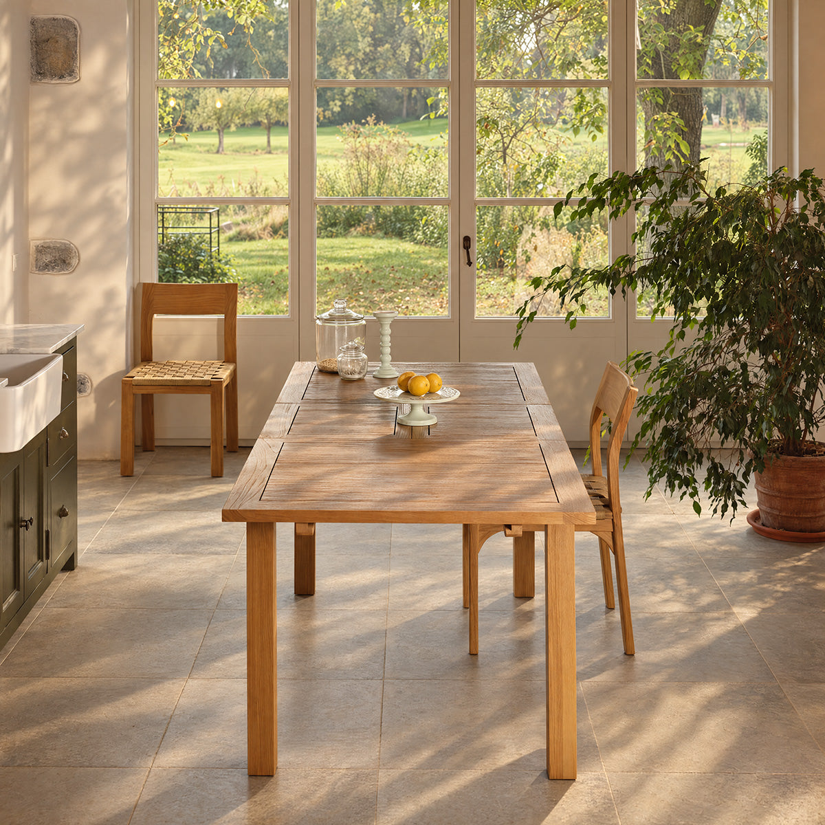UZES - Mesa extensible de teca maciza para 8 personas.
