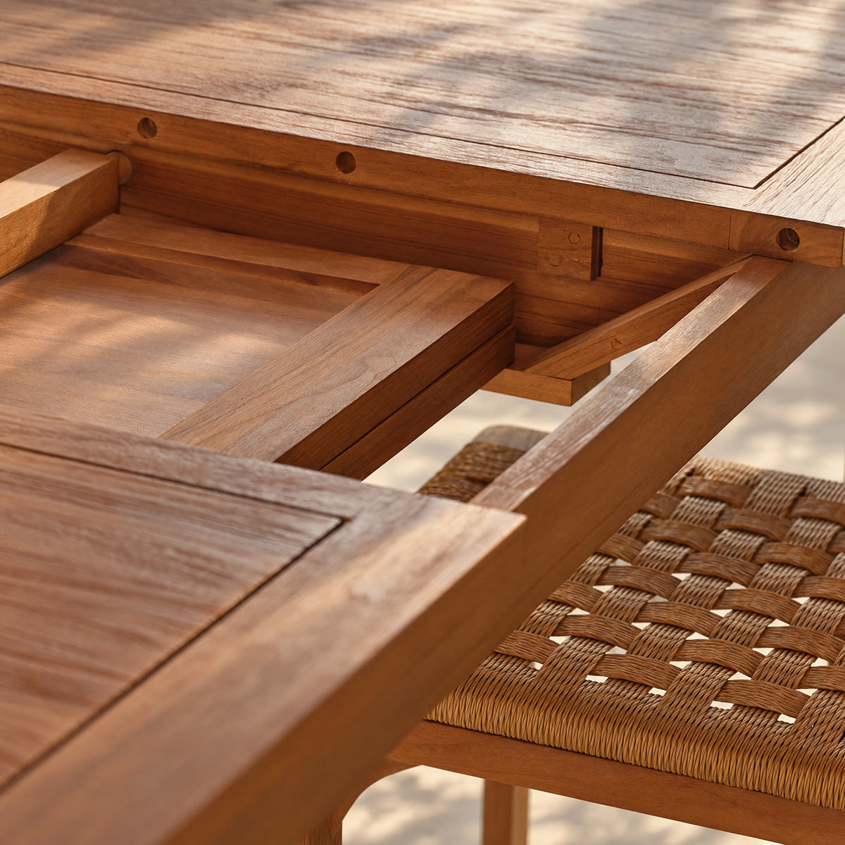 UZES - Mesa extensible de teca maciza para 8 personas.