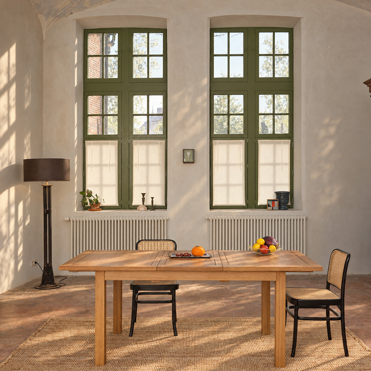 UZES - Mesa extensible de teca maciza para 8 personas.