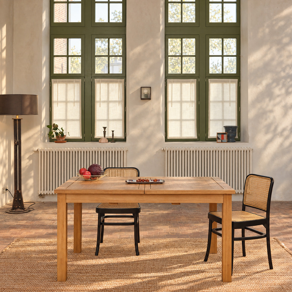 UZES - Mesa extensible de teca maciza para 8 personas.