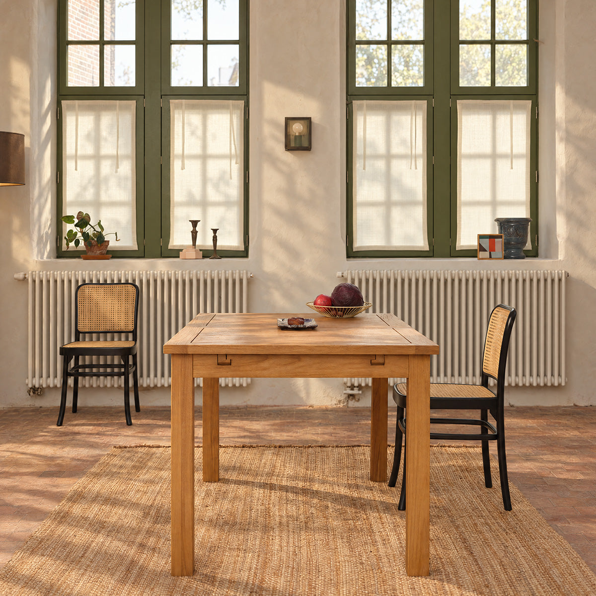 UZES - Mesa extensible de teca maciza para 8 personas.