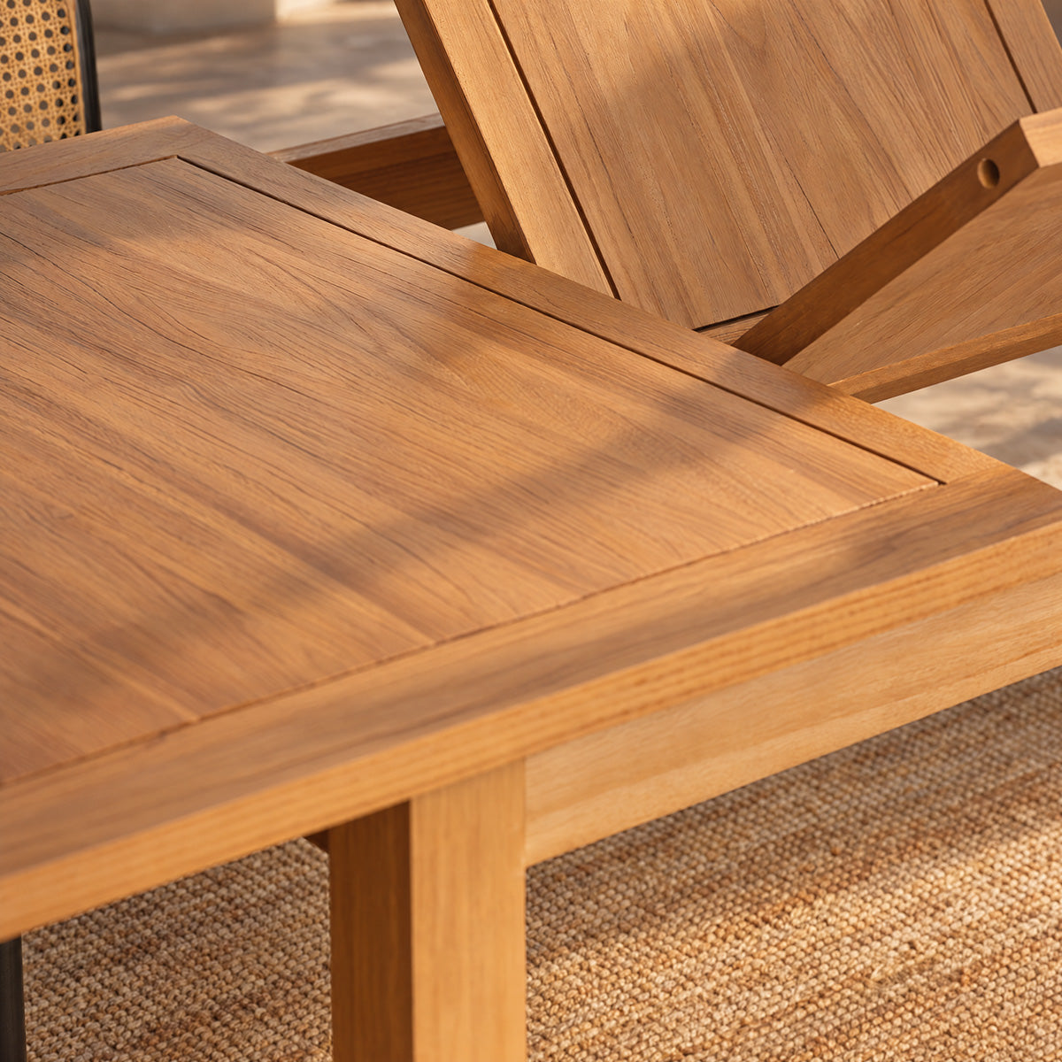UZES - Mesa extensible de teca maciza para 8 personas.