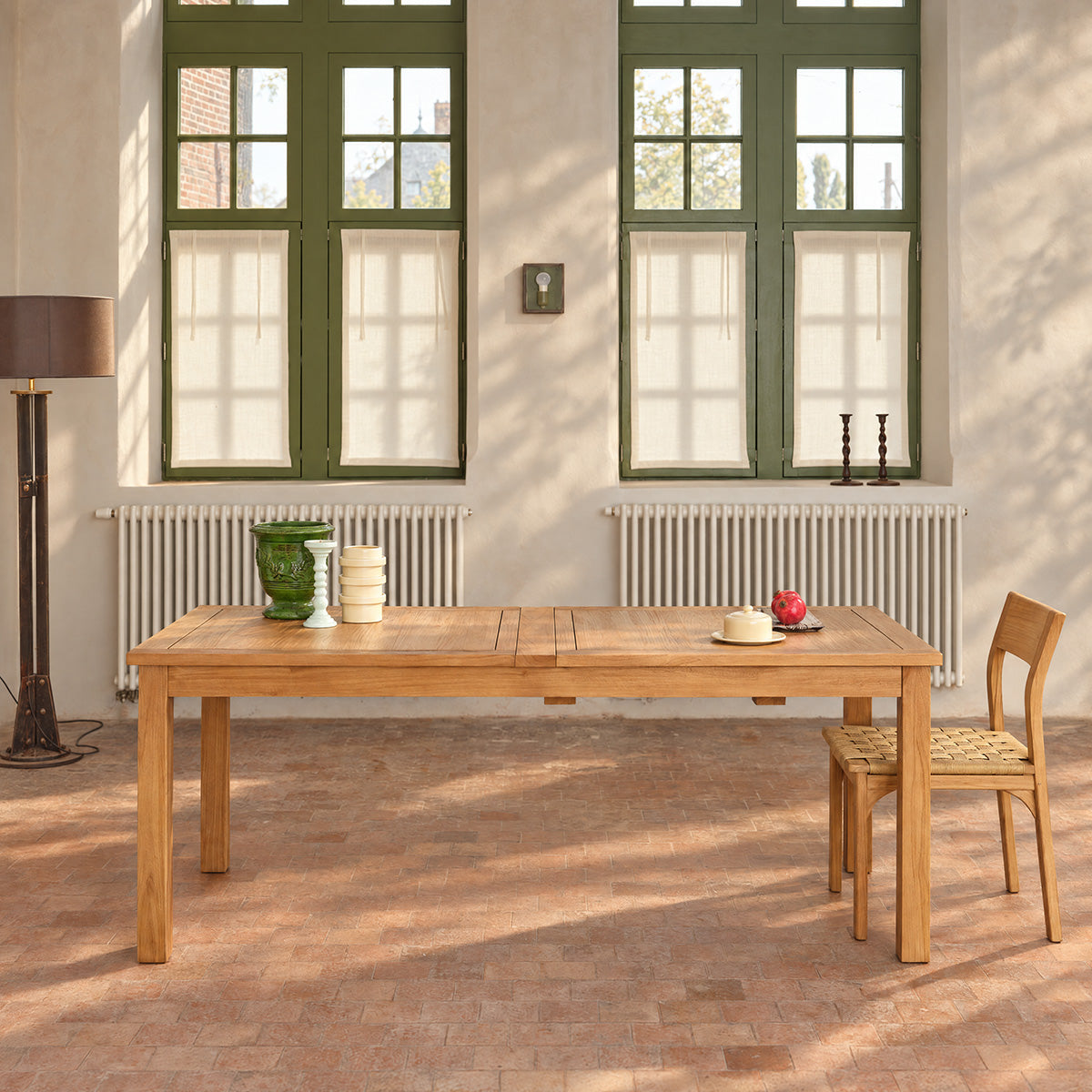 UZES - Mesa extensible de teca maciza para 10 personas.