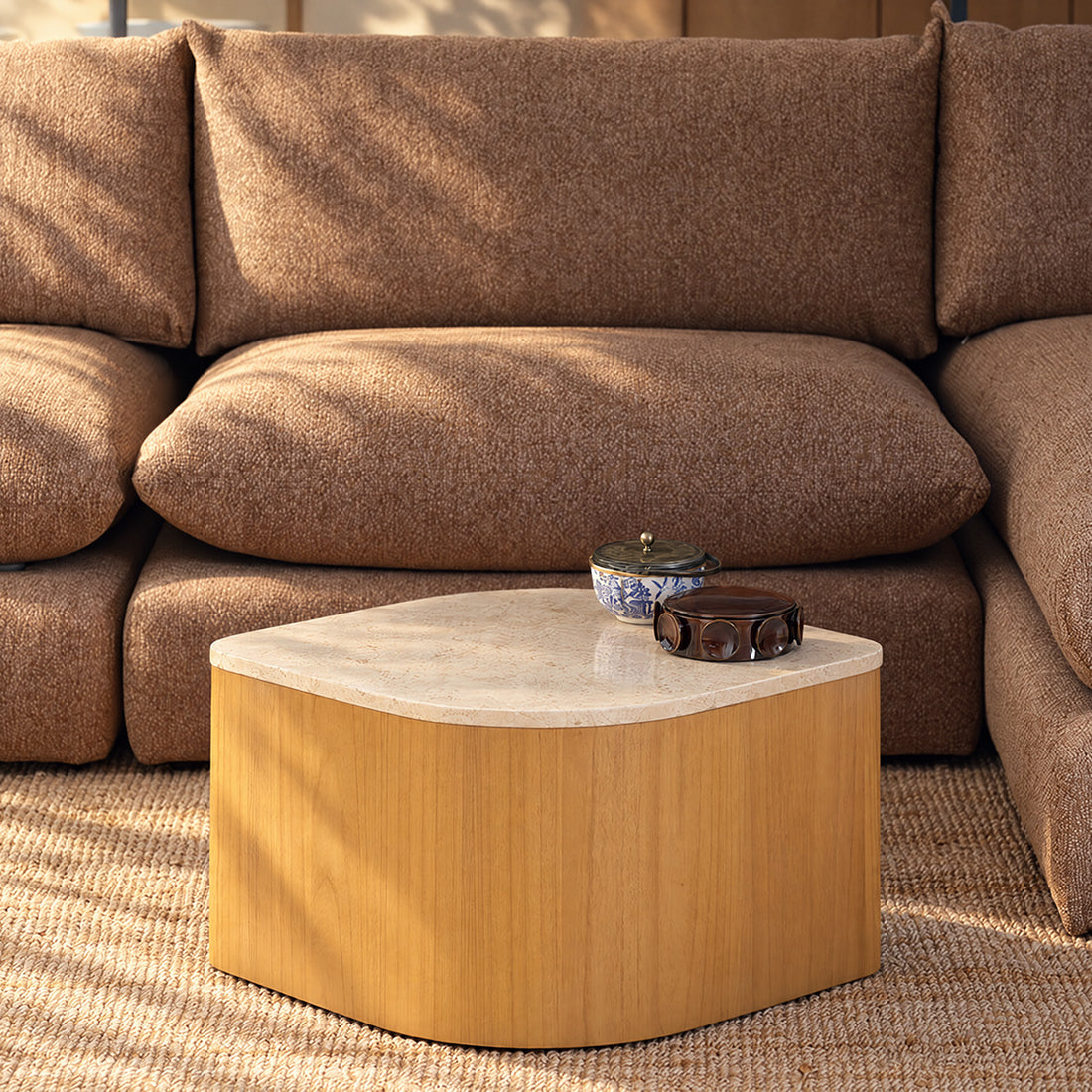 ADA - Mesa de centro de madera maciza de mindi natural y mármol, 74,5 cm