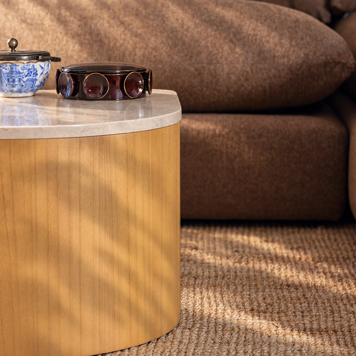 ADA - Mesa de centro de madera maciza de mindi natural y mármol, 74,5 cm