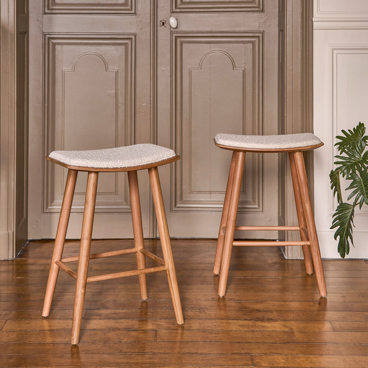 AMBRE - Lote de 2 taburetes de teca maciza, asiento bouclette 65 cm