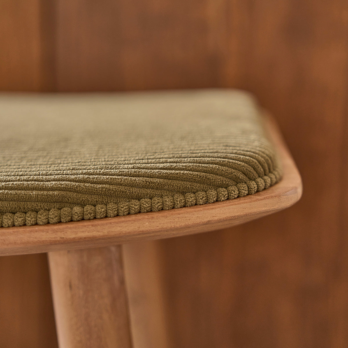 AMBRE - Taburete de teca maciza con asiento de terciopelo acanalado 65 cm