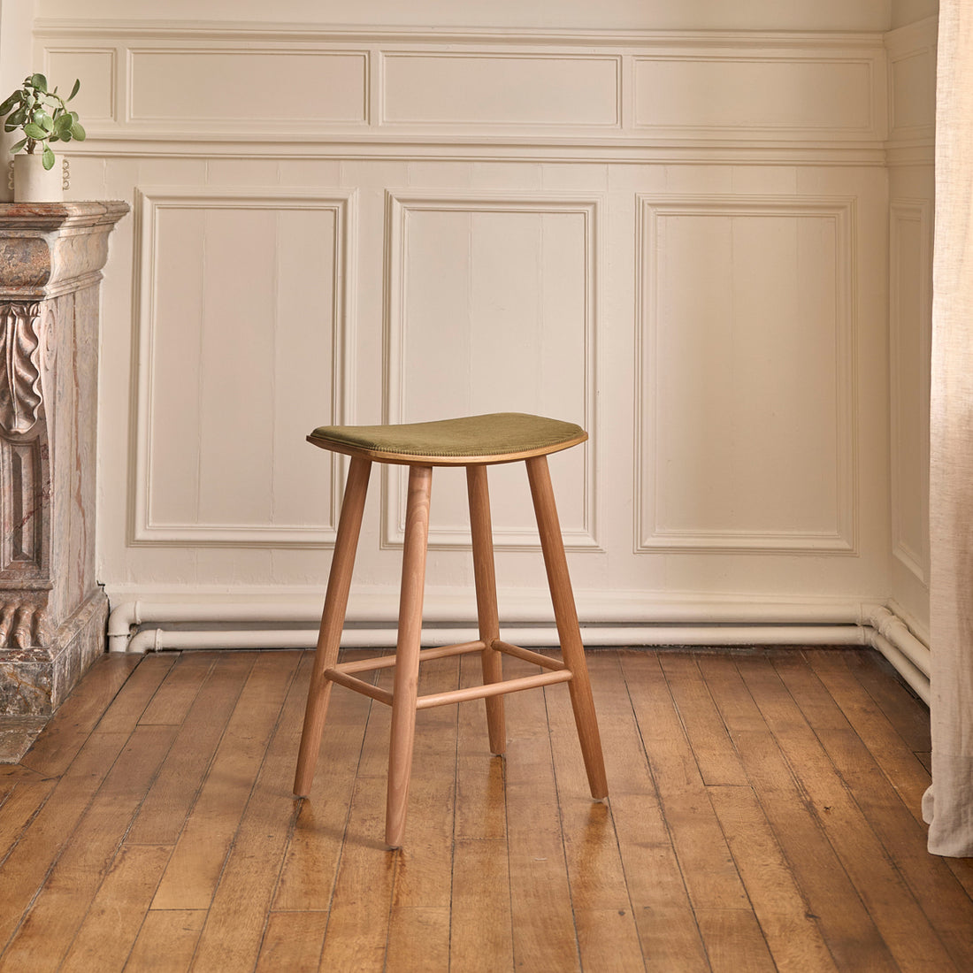 AMBRE - Taburete de teca maciza con asiento de terciopelo acanalado 65 cm