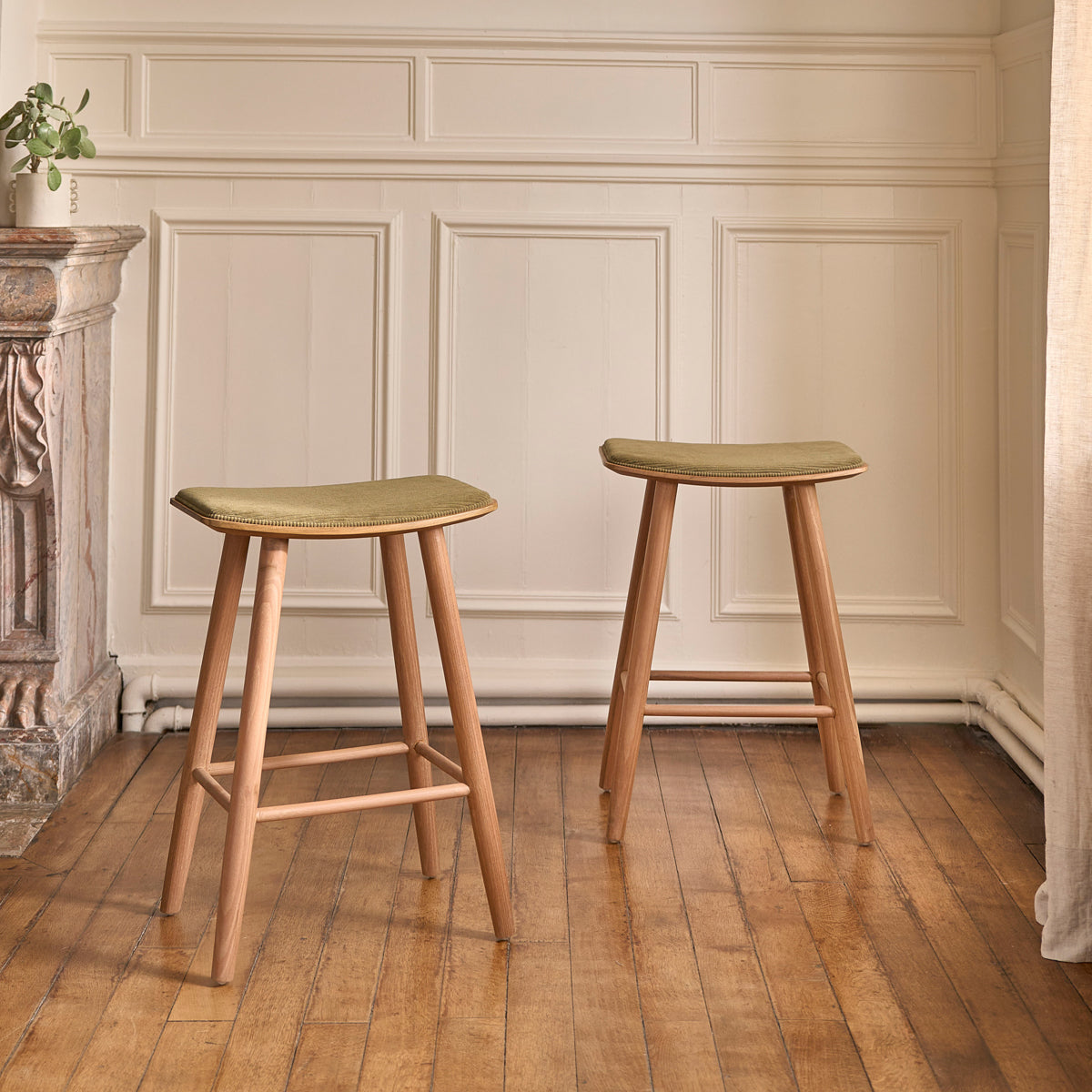 AMBRE - Lote de 2 taburetes de teca maciza con asiento de terciopelo 65 cm