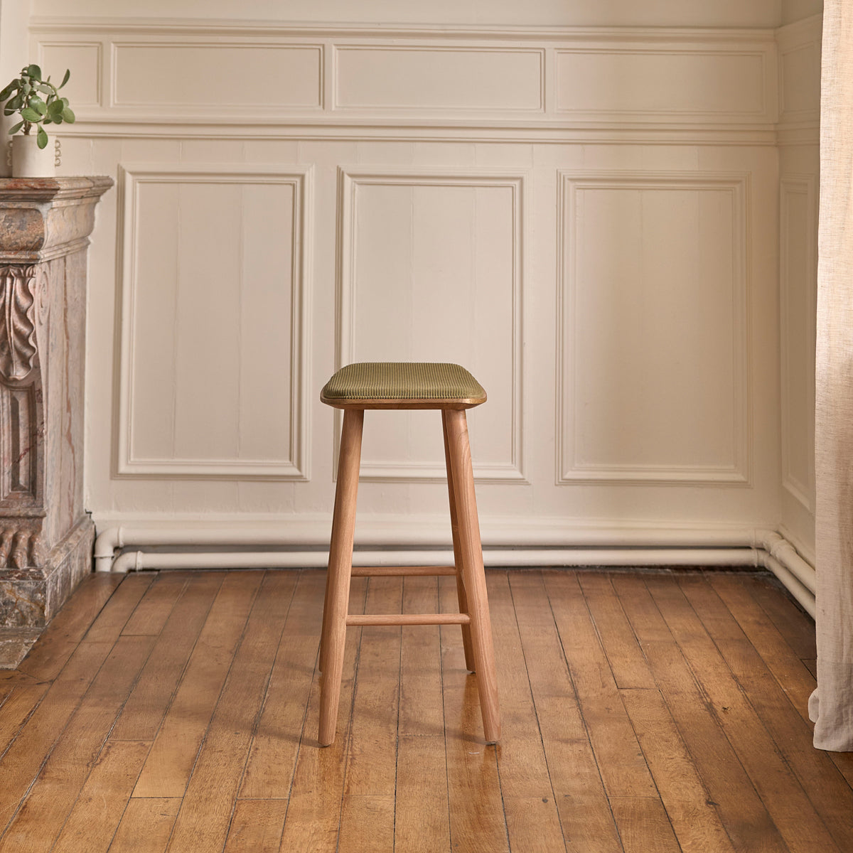 AMBRE - Lote de 2 taburetes de teca maciza con asiento de terciopelo 65 cm