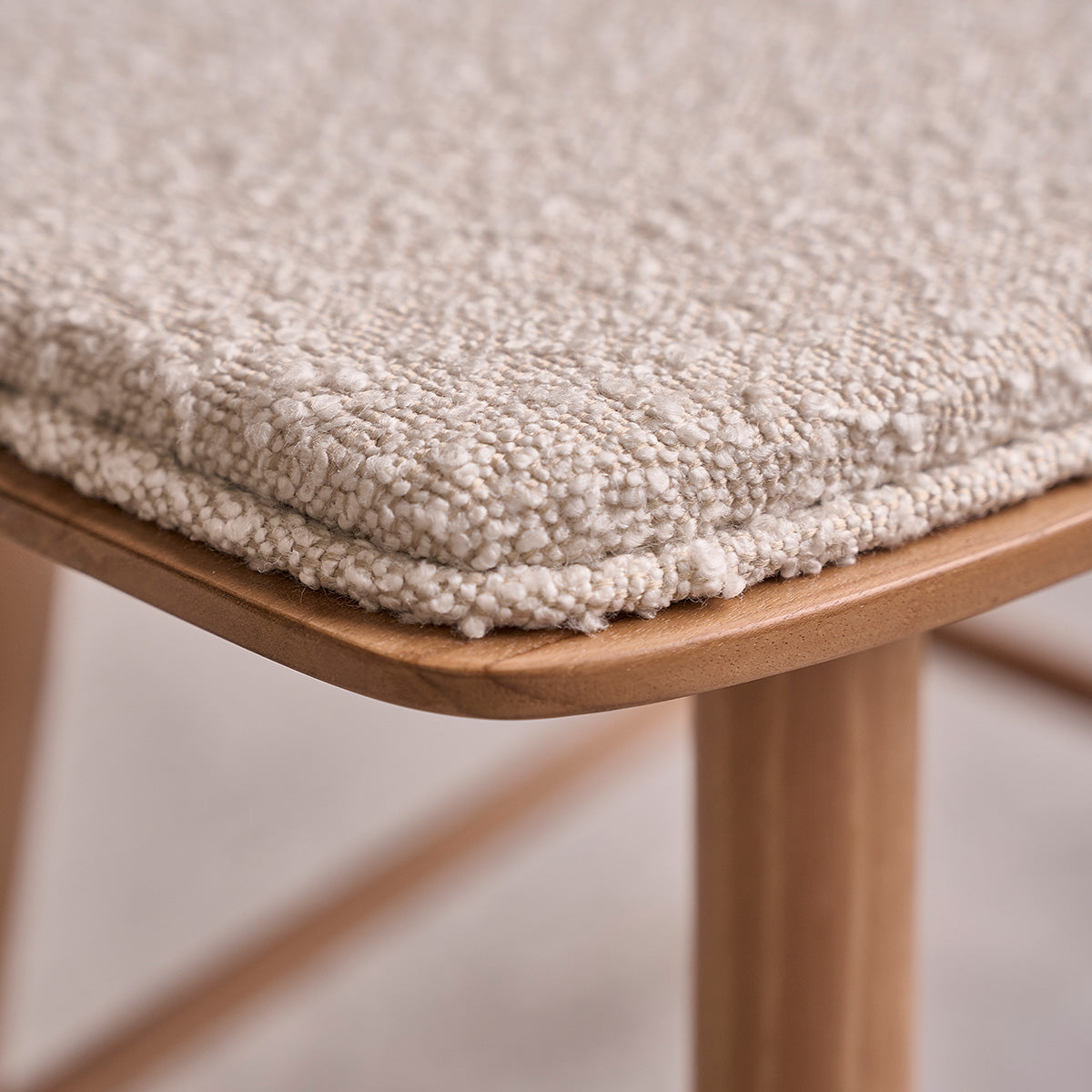 AMBRE - Taburete de teca maciza, asiento de bouclette 45 cm
