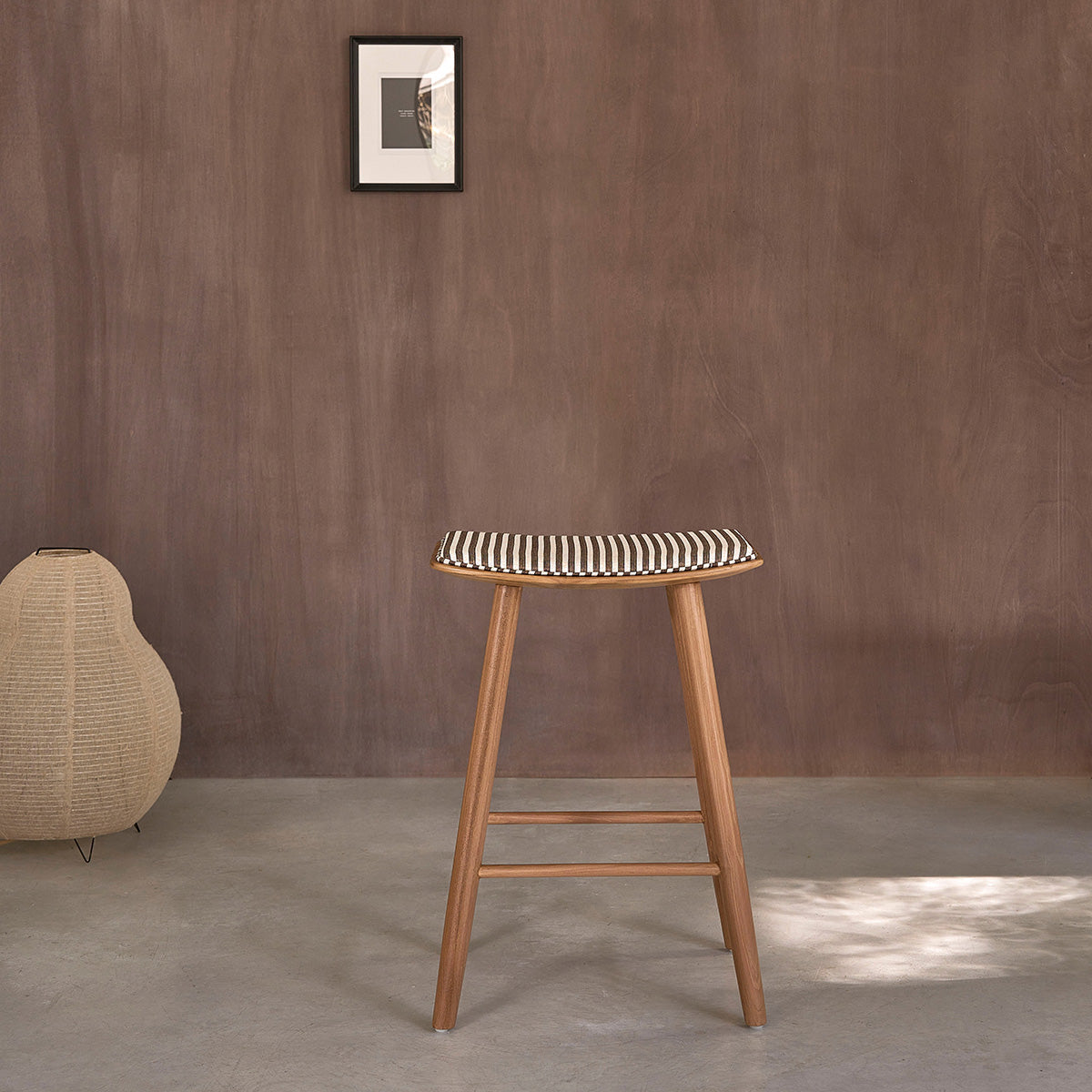 AMBRE - Taburete de teca maciza con asiento de rayas 65 cm