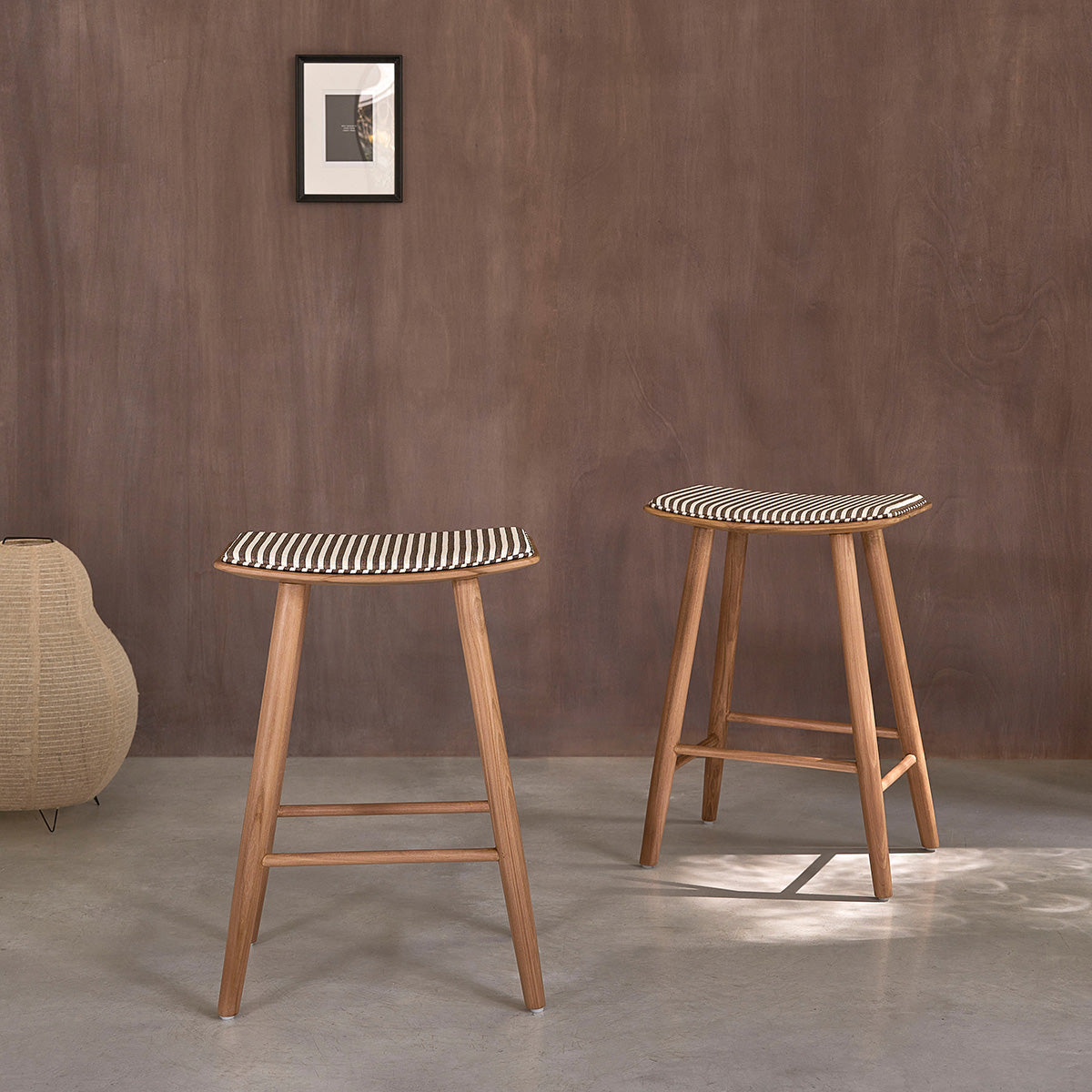 AMBRE - Lote de 2 taburetes de teca maciza con asiento de rayas 65 cm