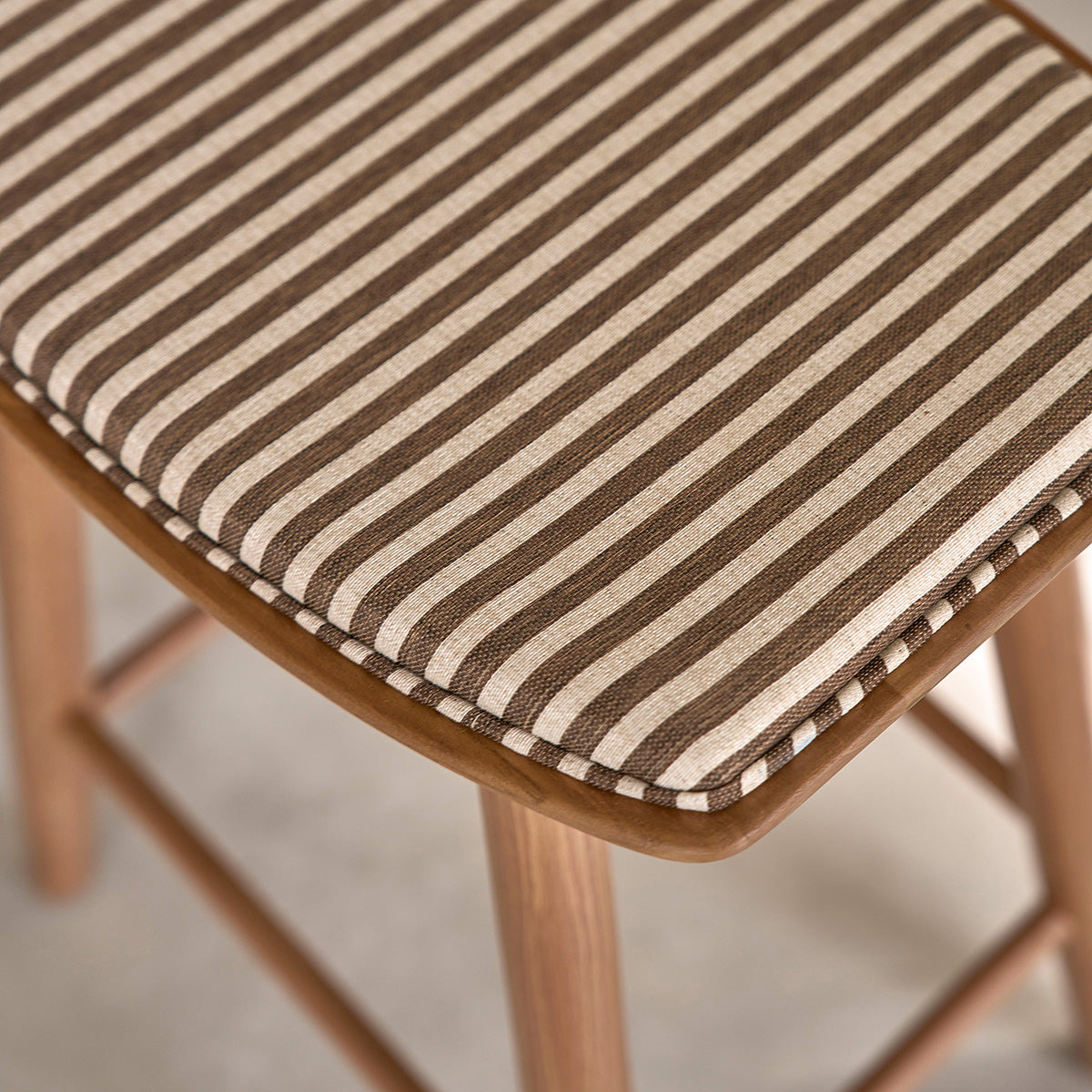 AMBRE - Lote de 2 taburetes de teca maciza con asiento de rayas 65 cm