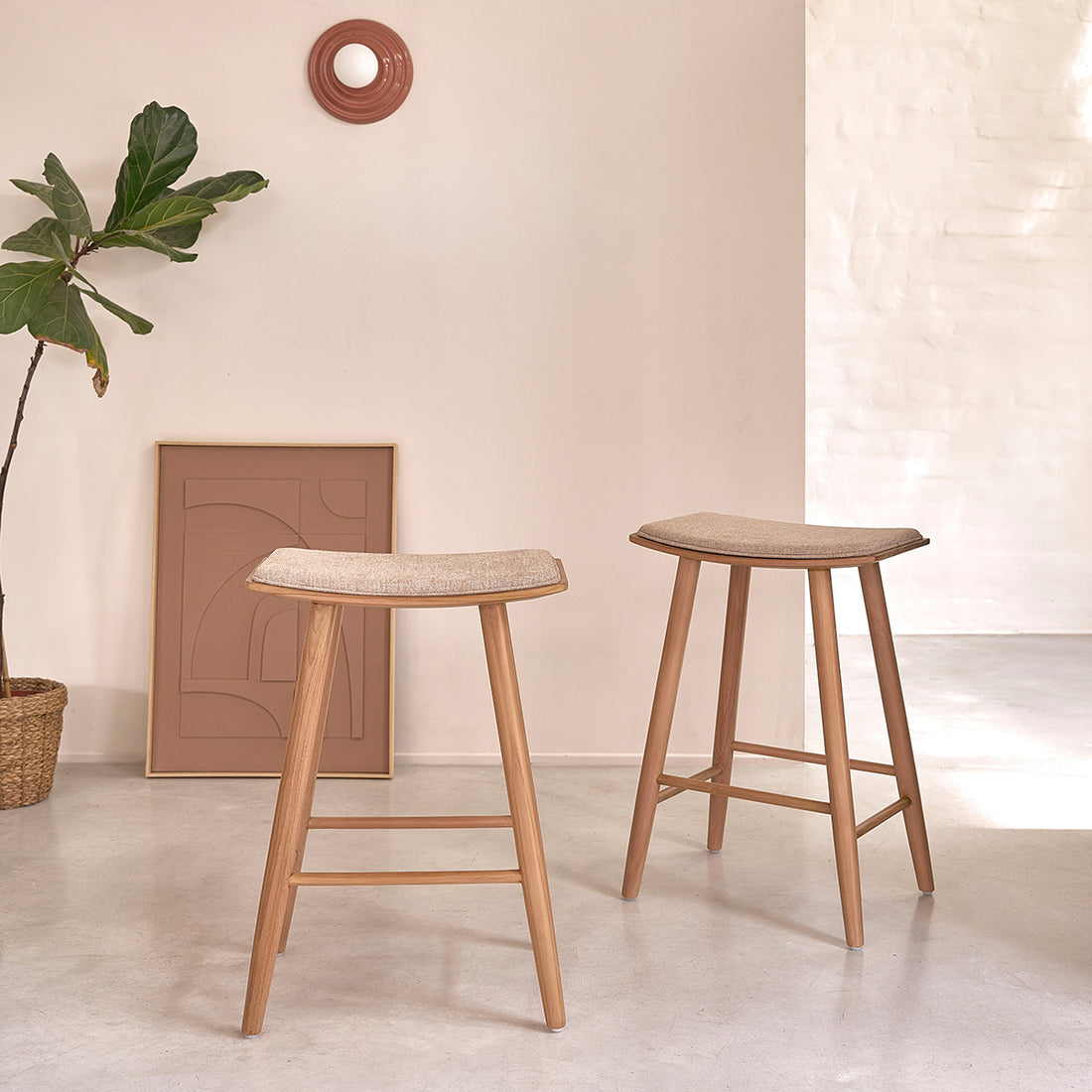AMBRE - Lote de 2 taburetes de teca maciza y terciopelo color crudo 65 cm