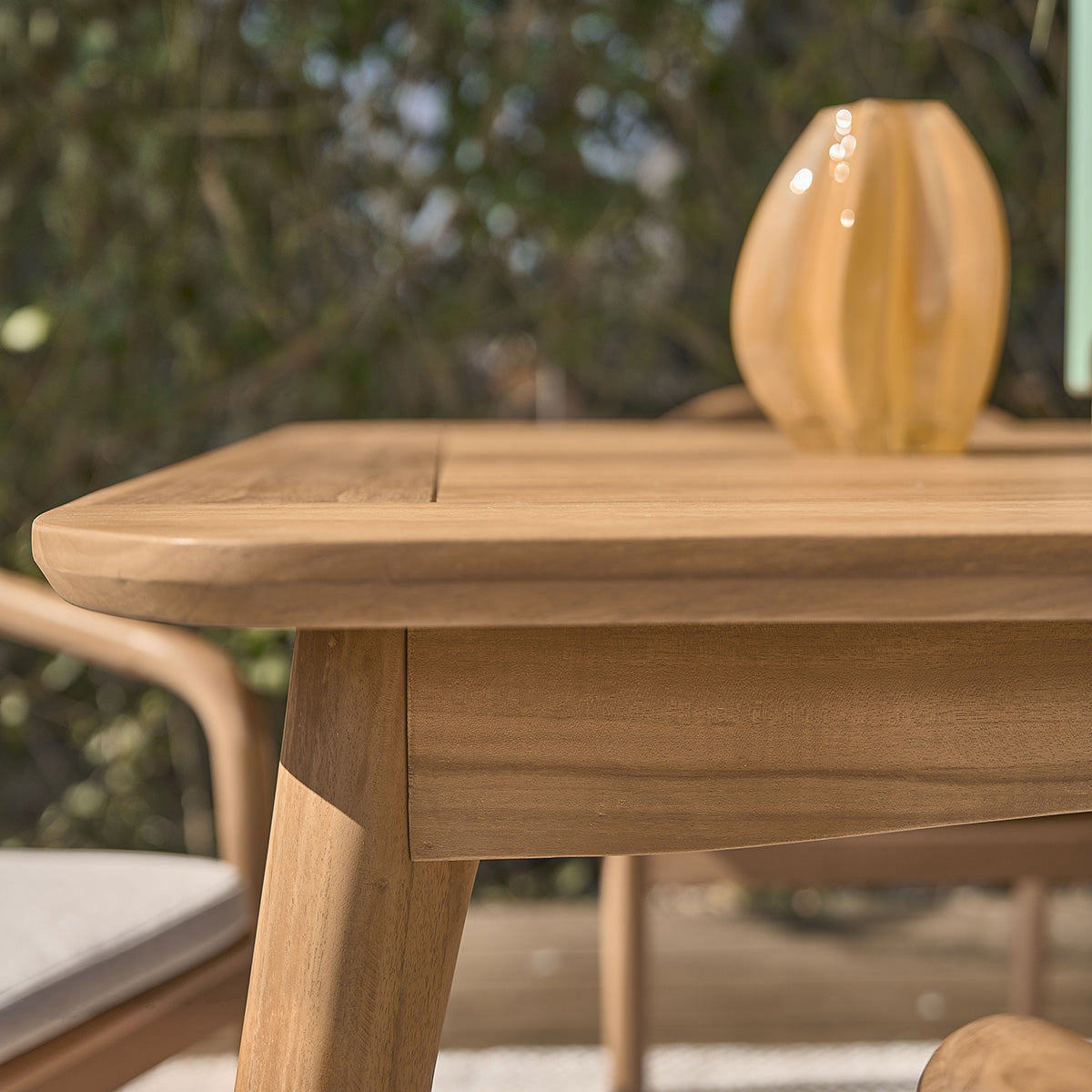 AUBE - Mesa de jardín extensible de teca maciza para 6/8 personas.